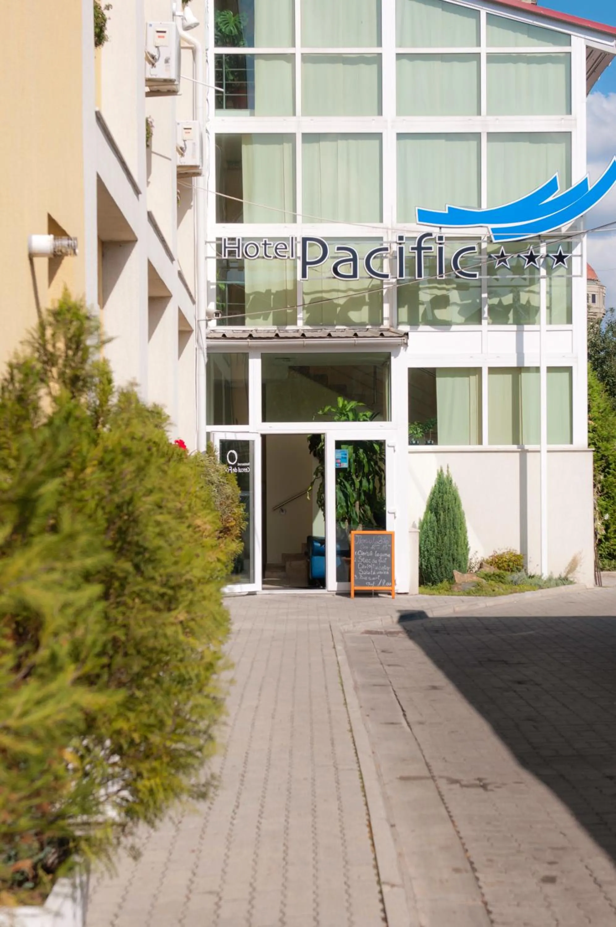 Facade/entrance in Hotel Pacific