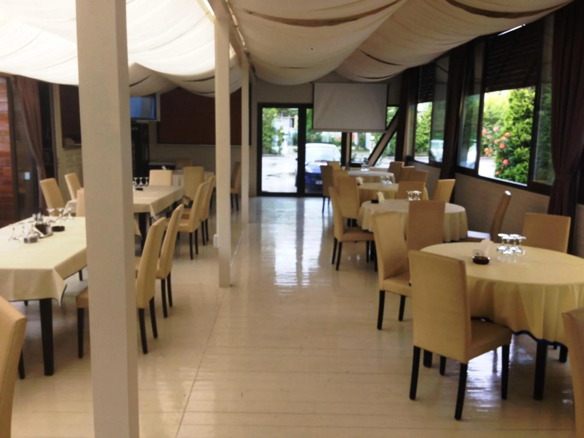 Restaurant/places to eat in Hotel Pacific