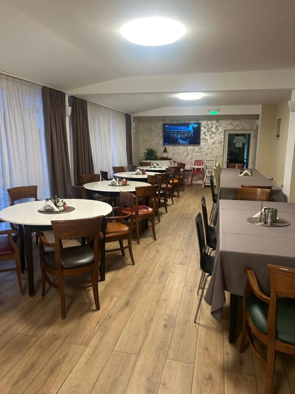 Restaurant/places to eat in Hotel Pacific