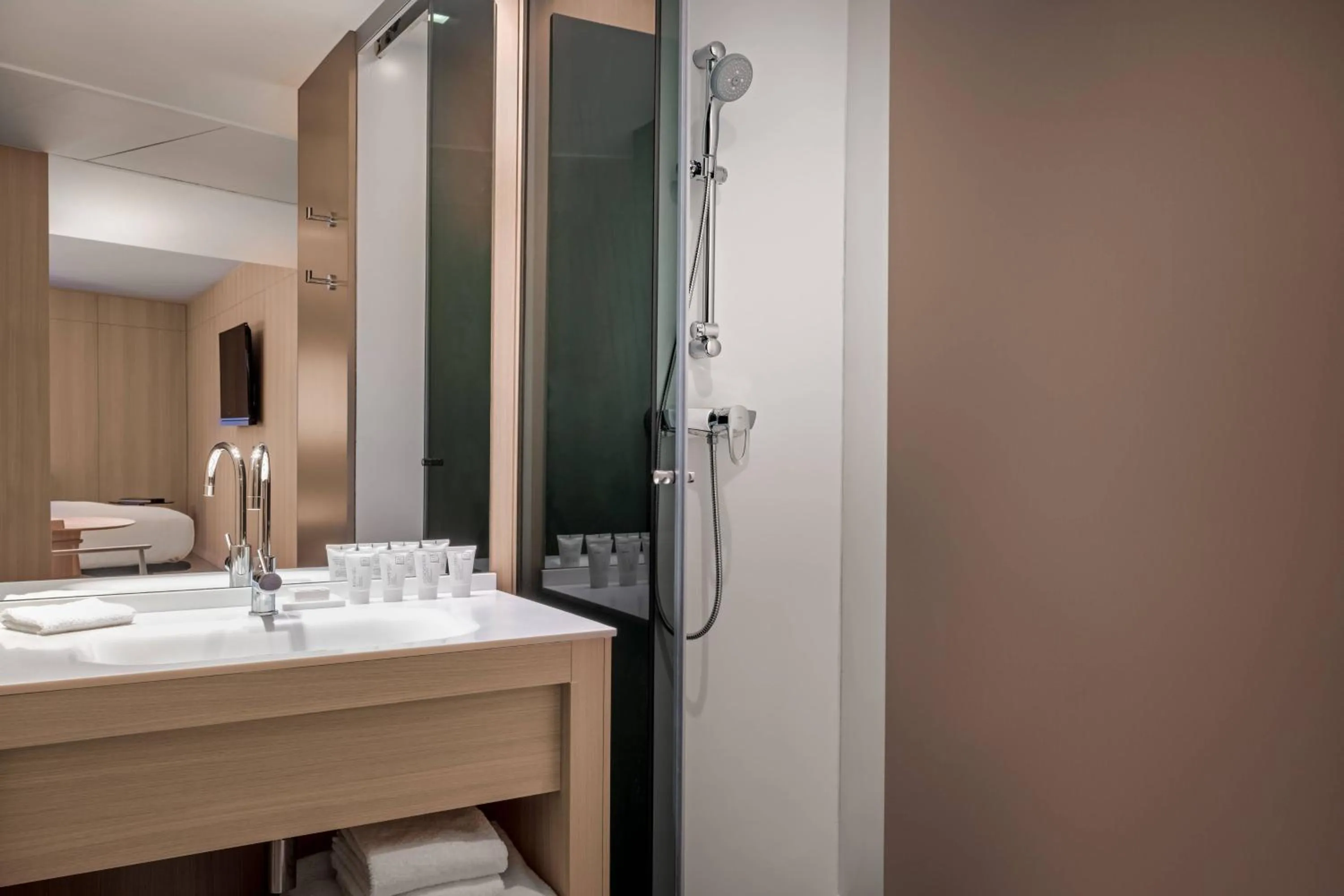Bathroom, Bed in AC Hotel Sants by Marriott