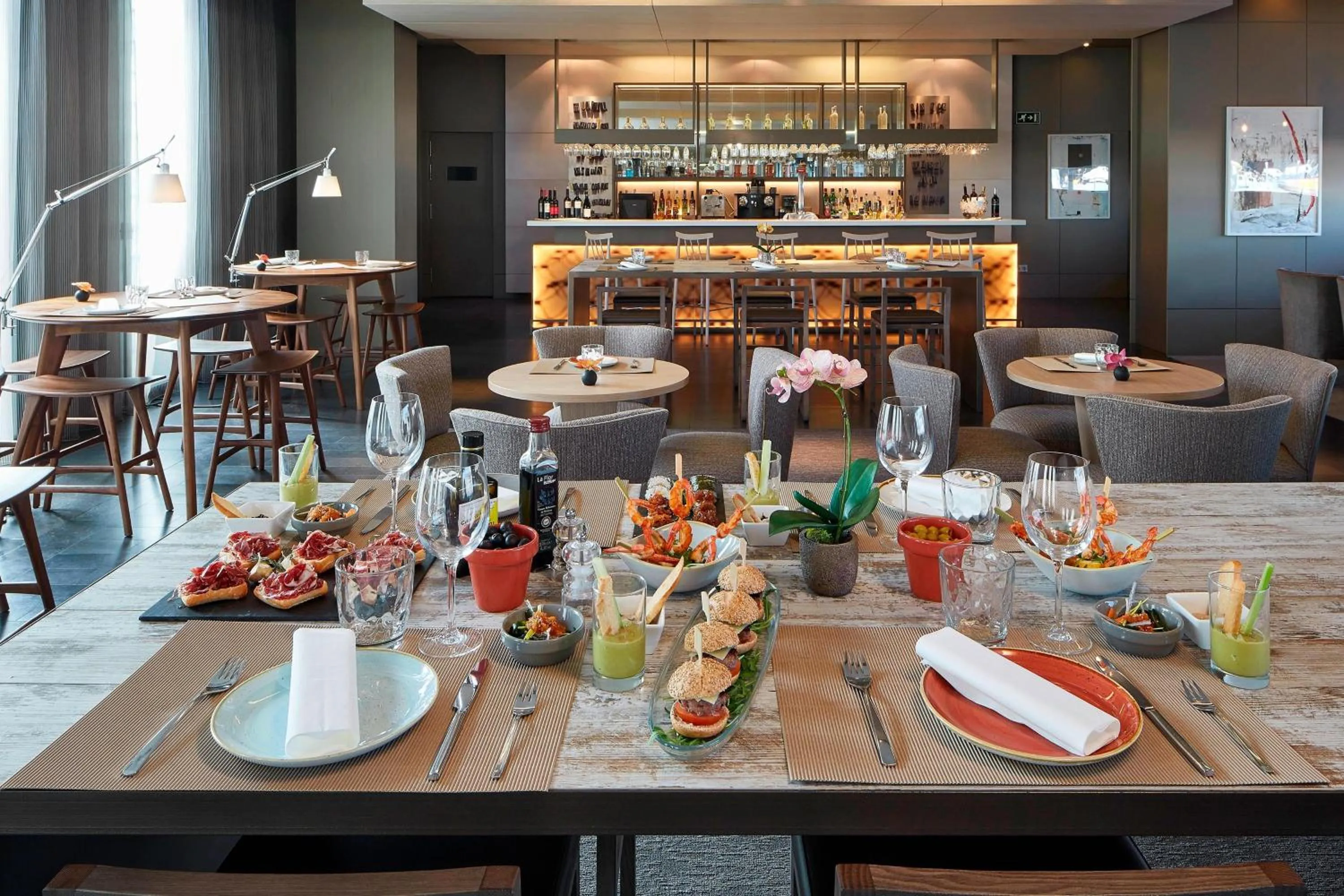 Lounge or bar in AC Hotel Sants by Marriott