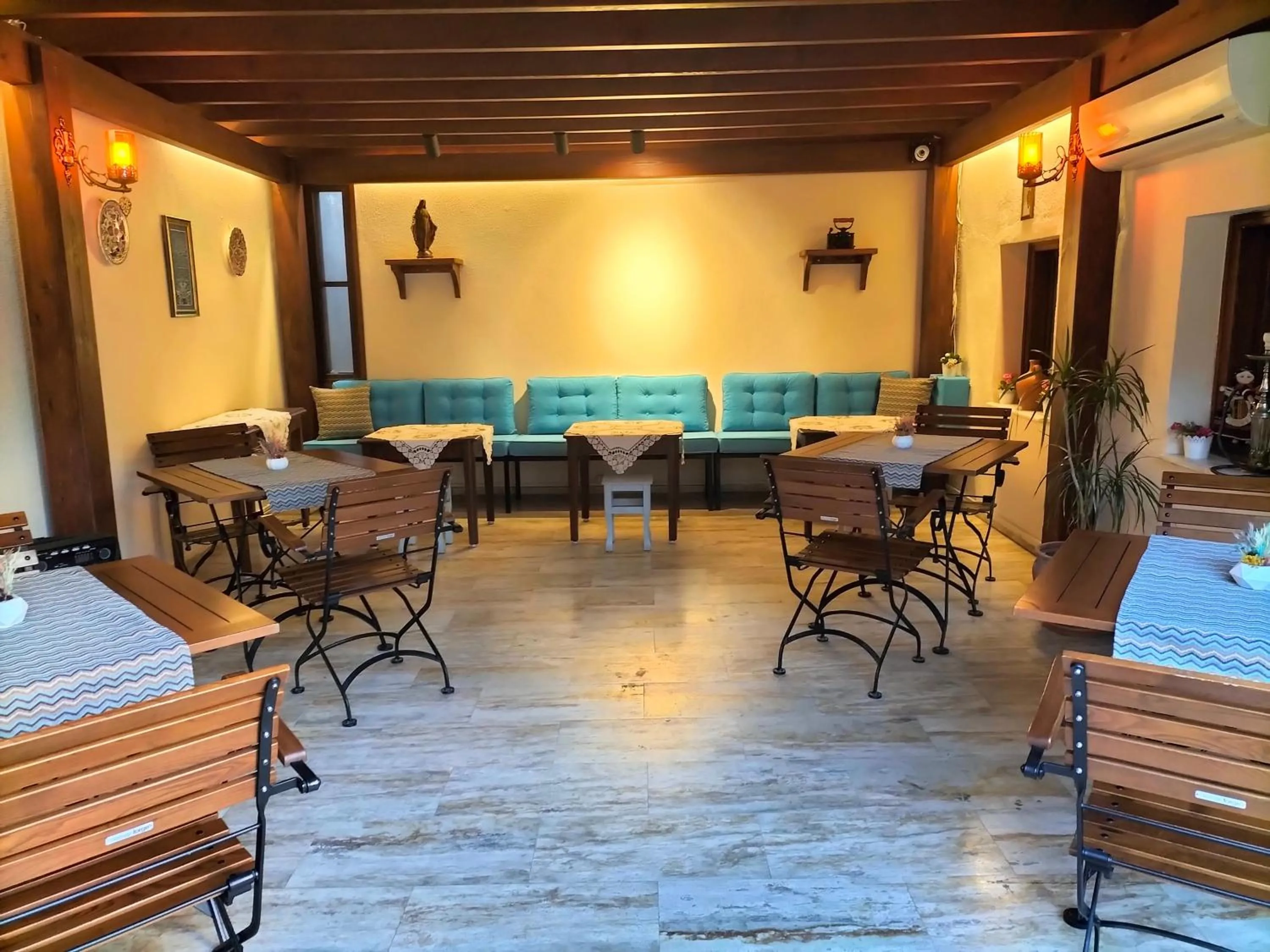 Restaurant/places to eat in Hotel Mary's House