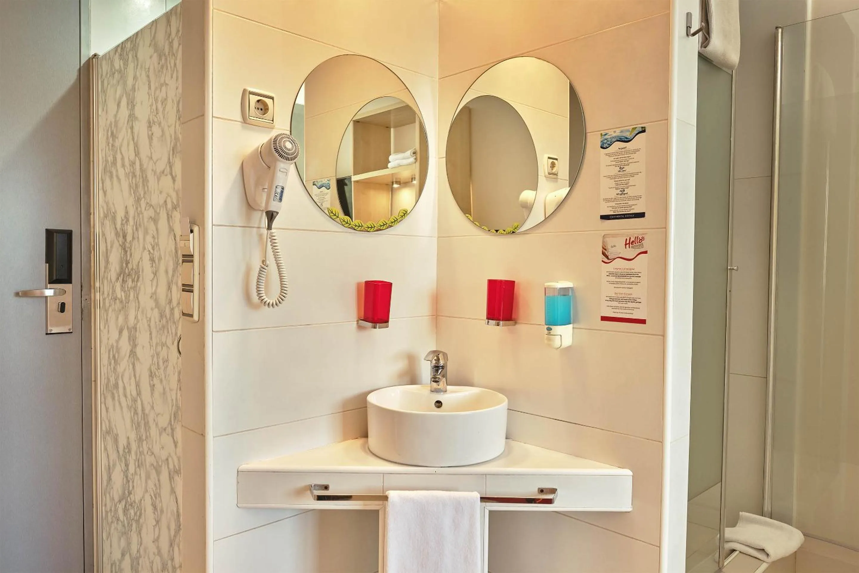 Toilet in Hello Hotels Bucuresti Gara de Nord