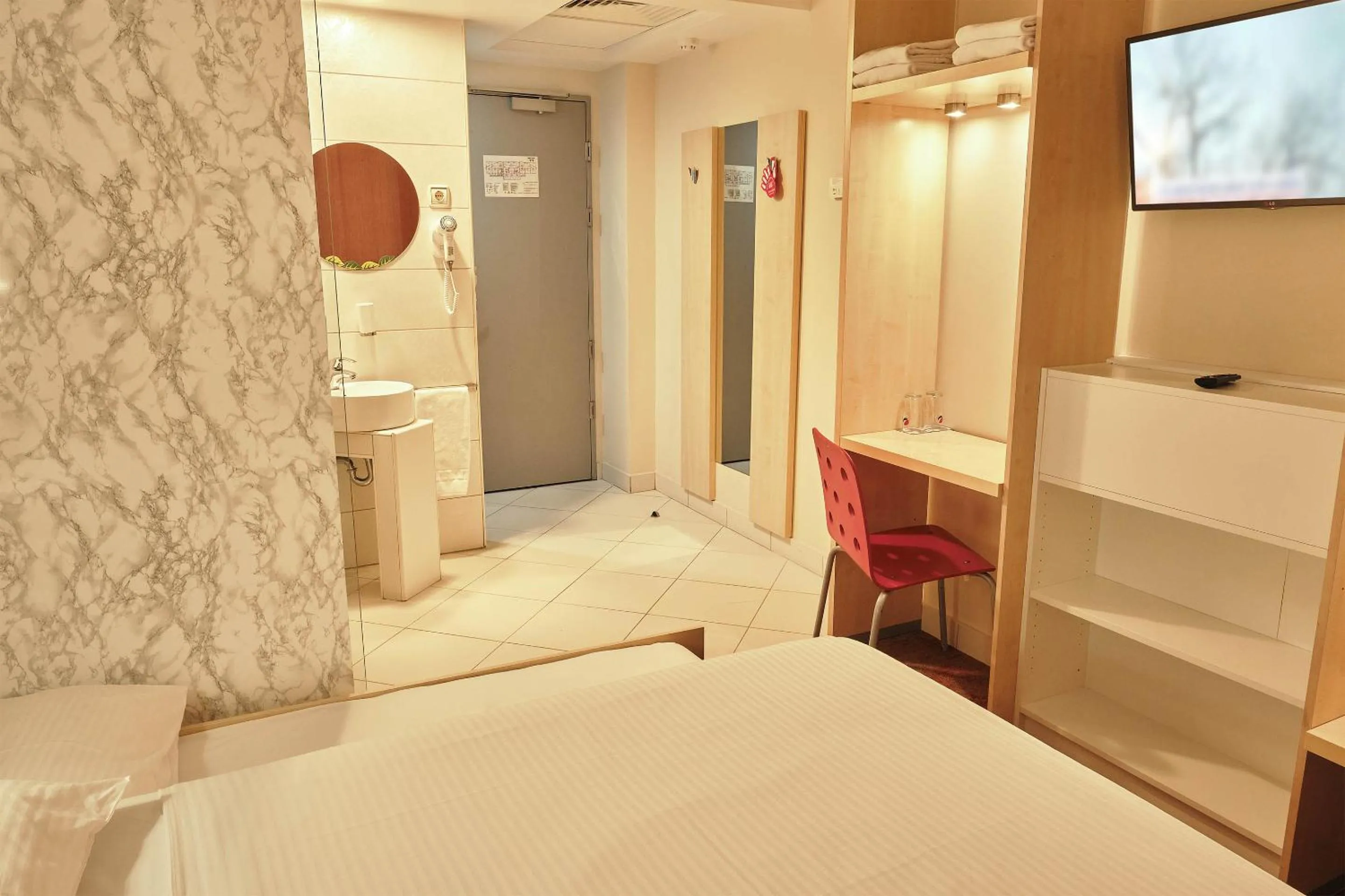 Shower, Bed in Hello Hotels Bucuresti Gara de Nord
