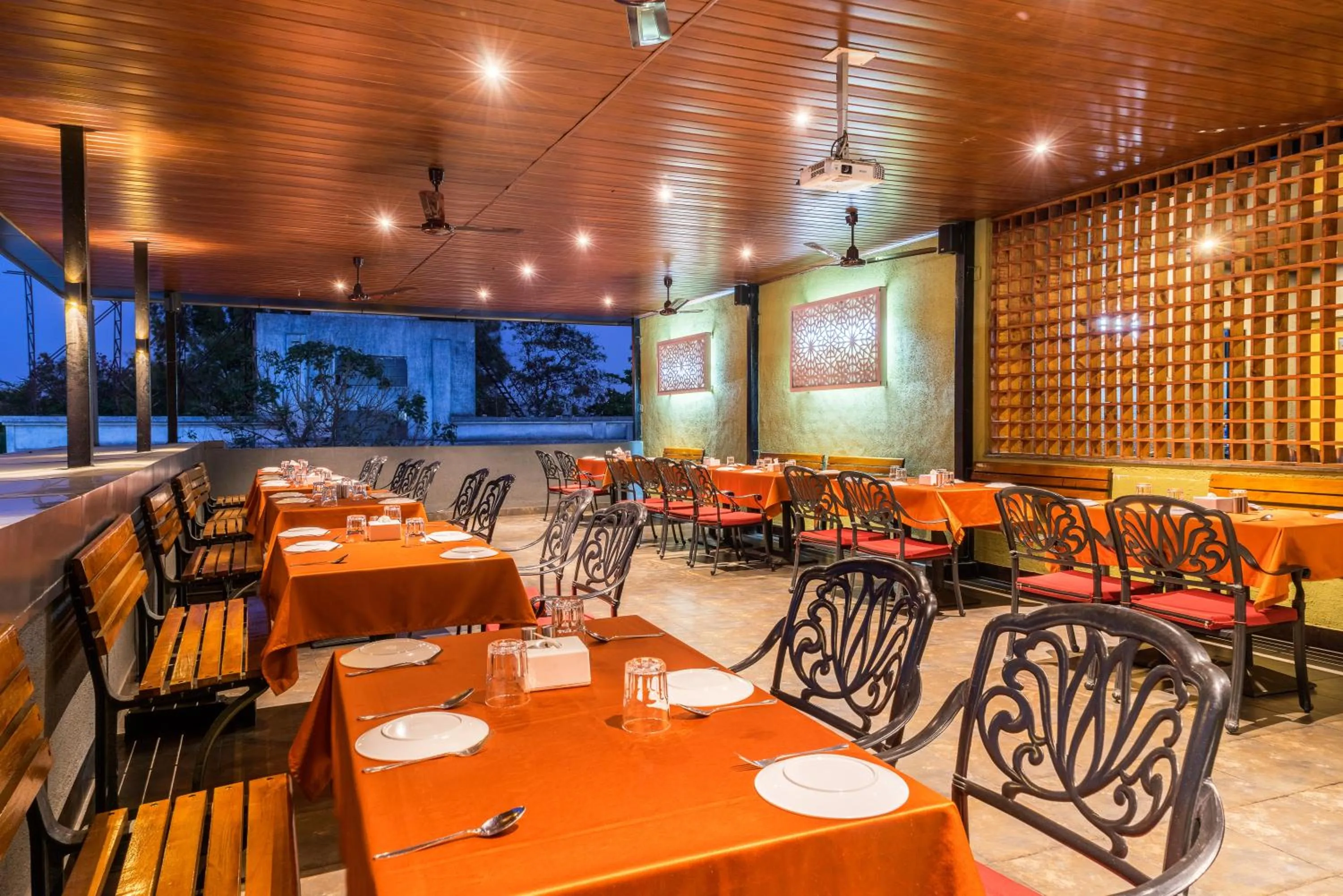 Restaurant/places to eat in Treebo Premium Grand Emerald