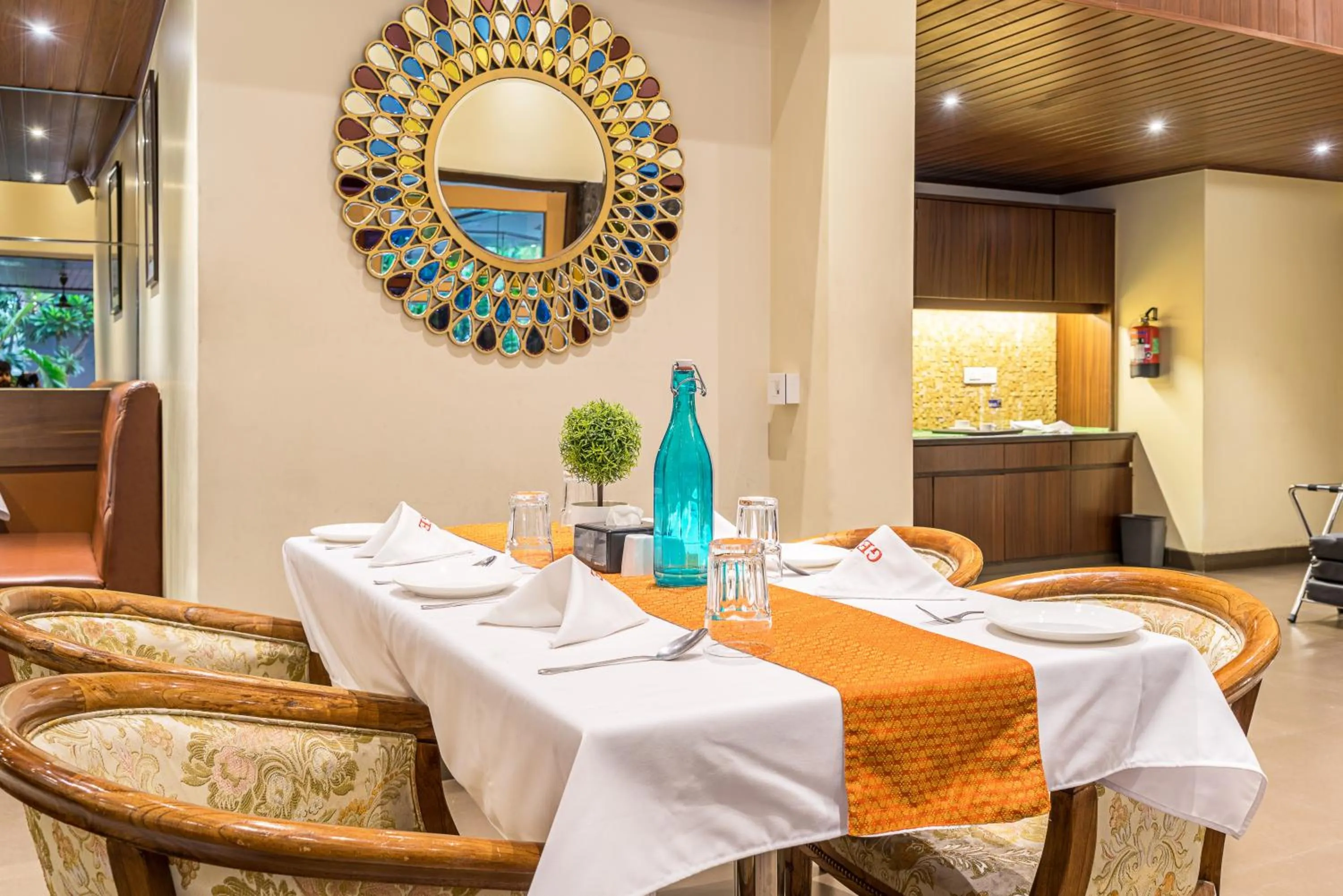 Restaurant/places to eat in Treebo Premium Grand Emerald