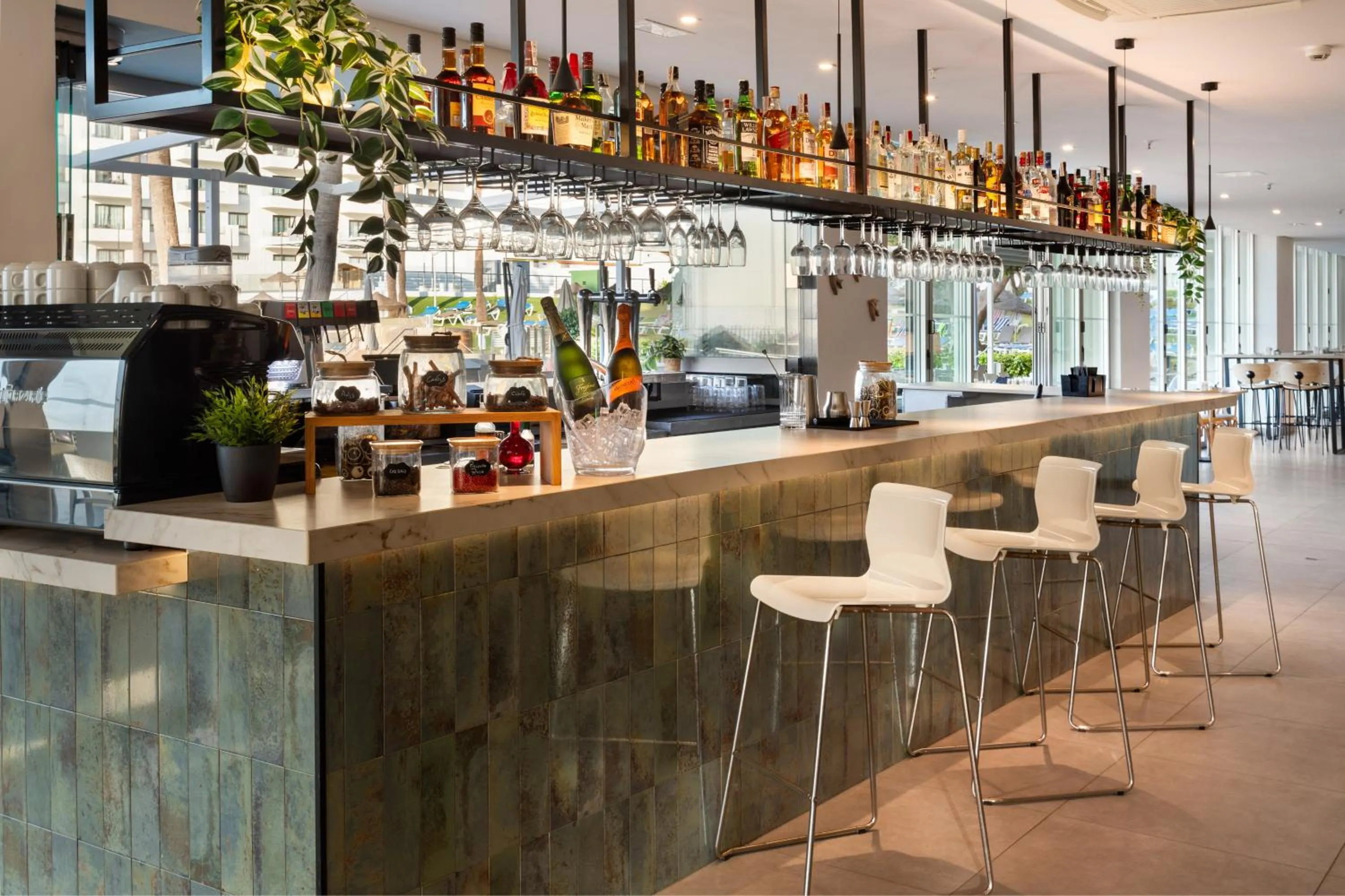 Restaurant/places to eat in Sol Puerto Marina