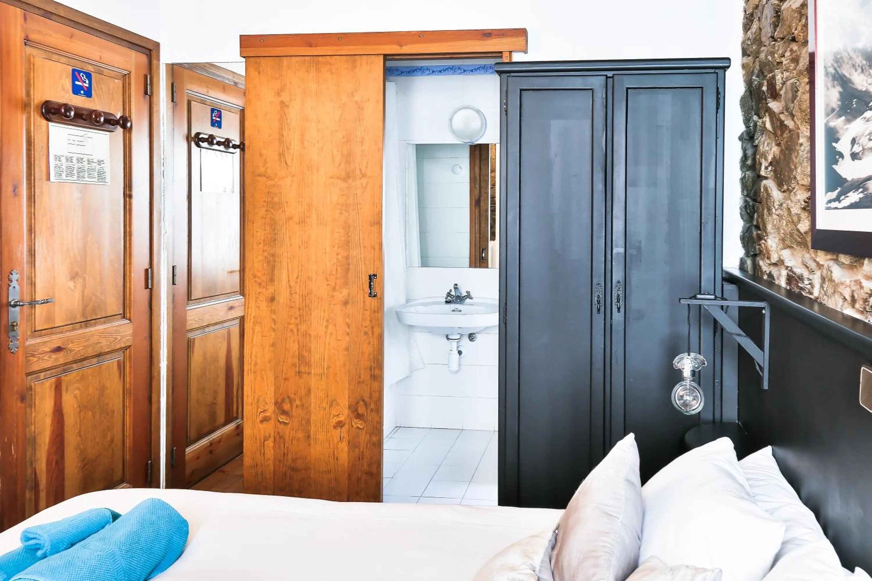 Photo of the whole room, Bed in Hostal Cisco de Sans