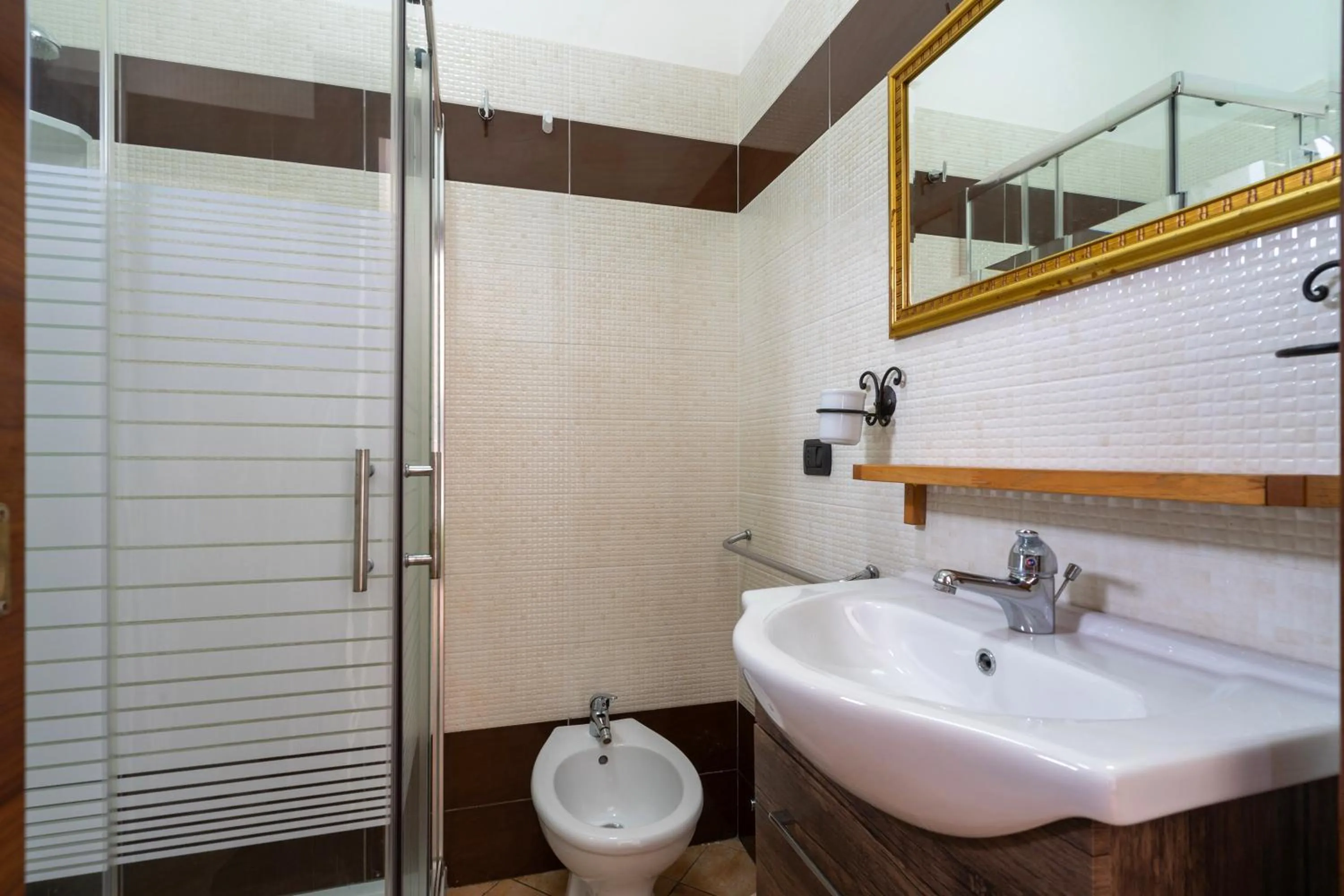 Shower in B&B Rosa Dei Venti