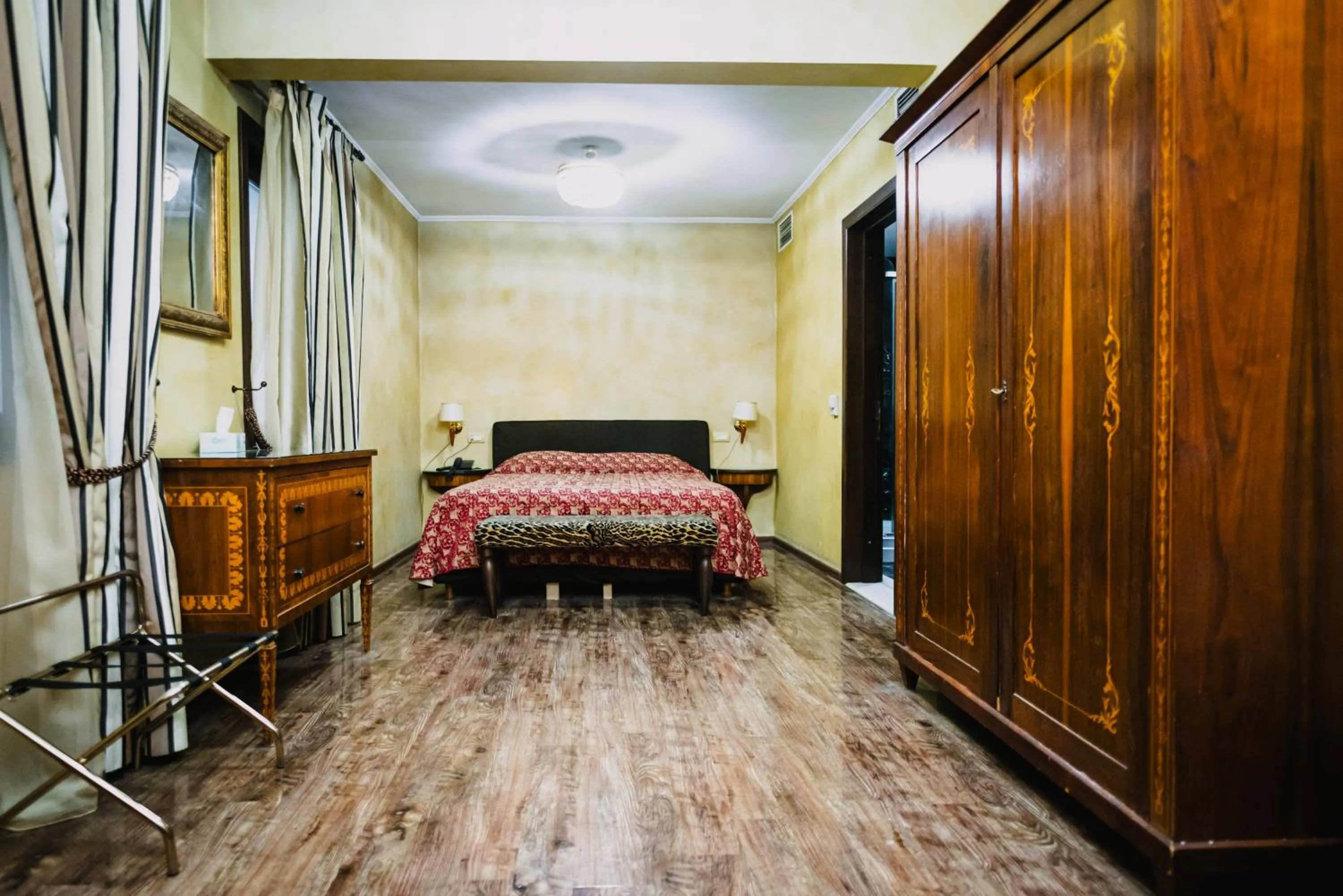 Photo of the whole room, Bed in Vigo Hotel