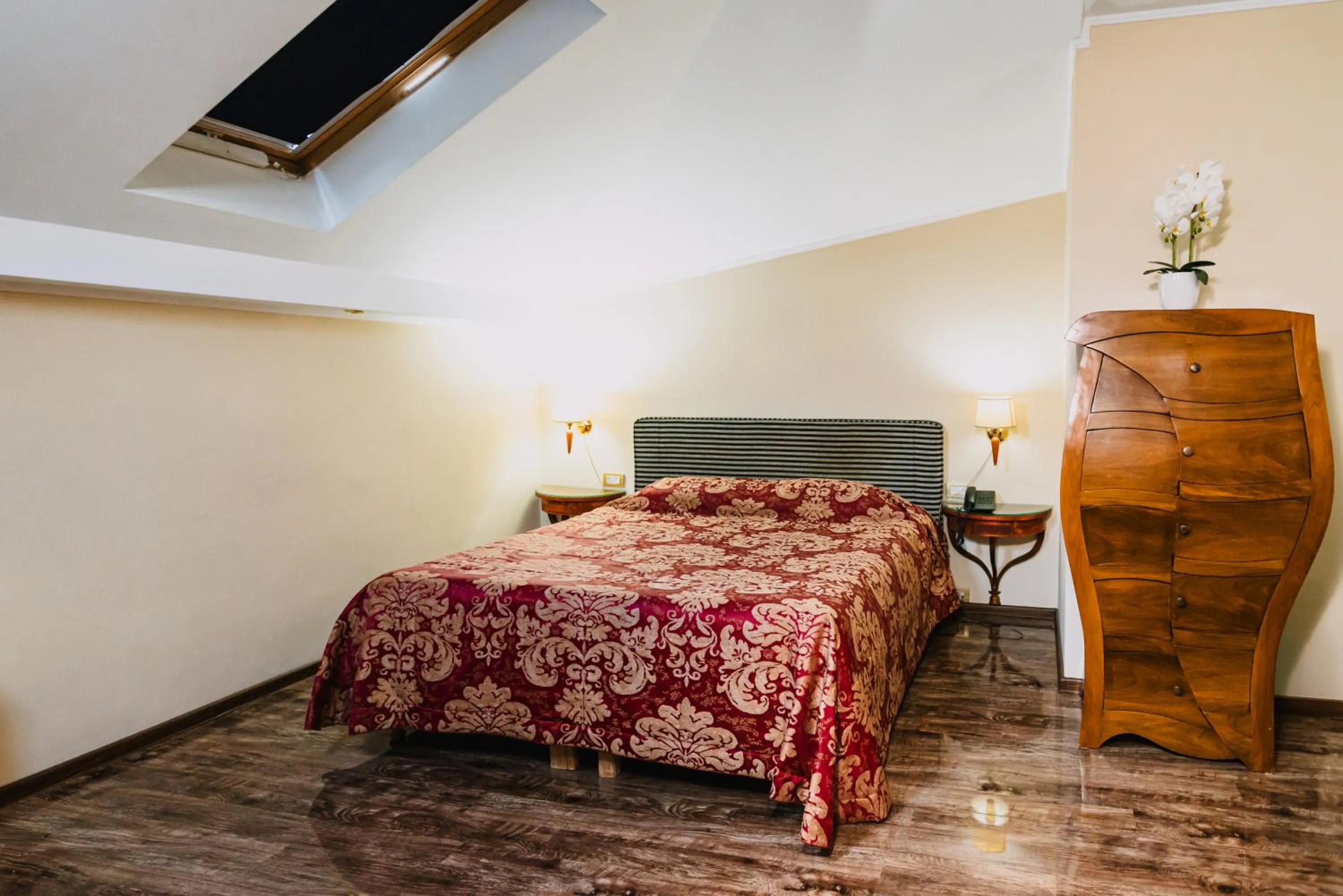 Photo of the whole room, Bed in Vigo Hotel