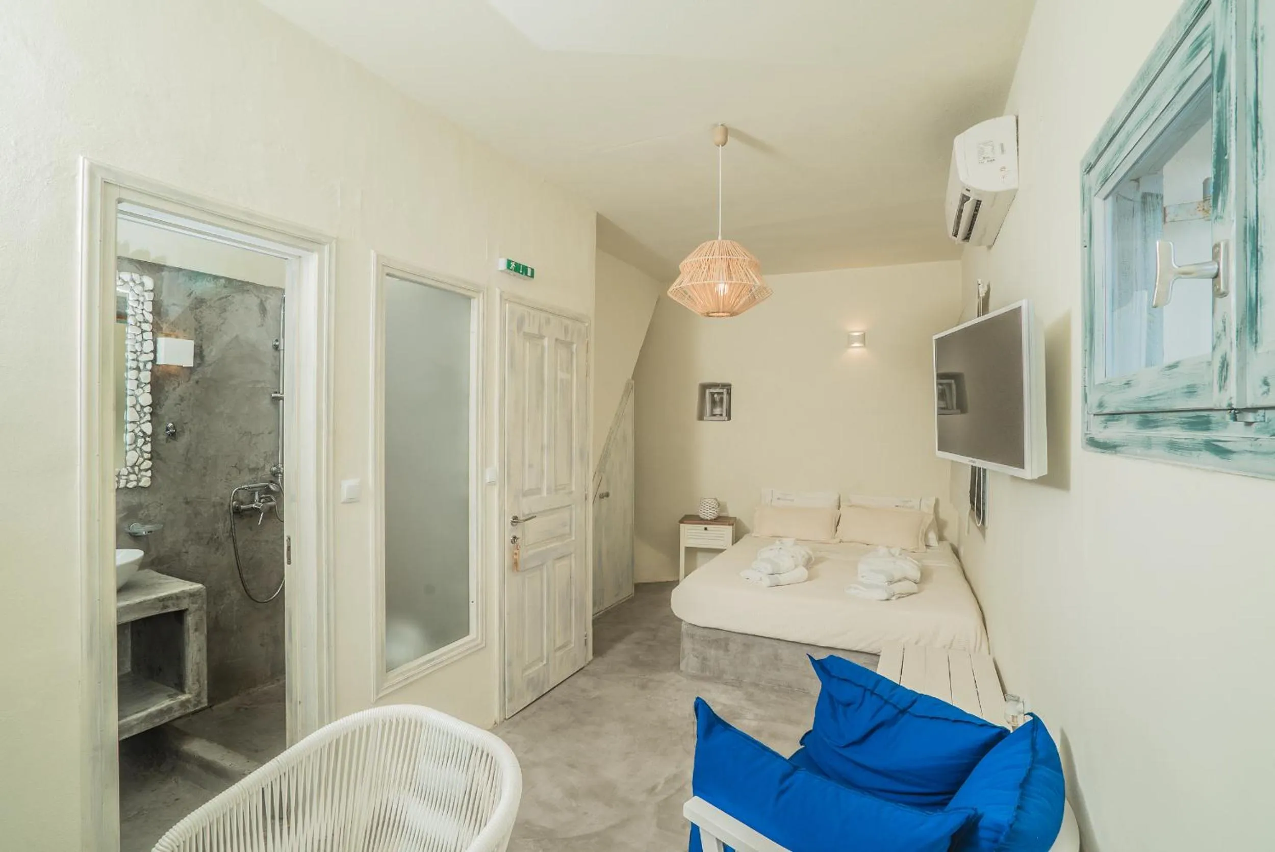 Photo of the whole room, Bed in Kaleidoscope Cave Houses