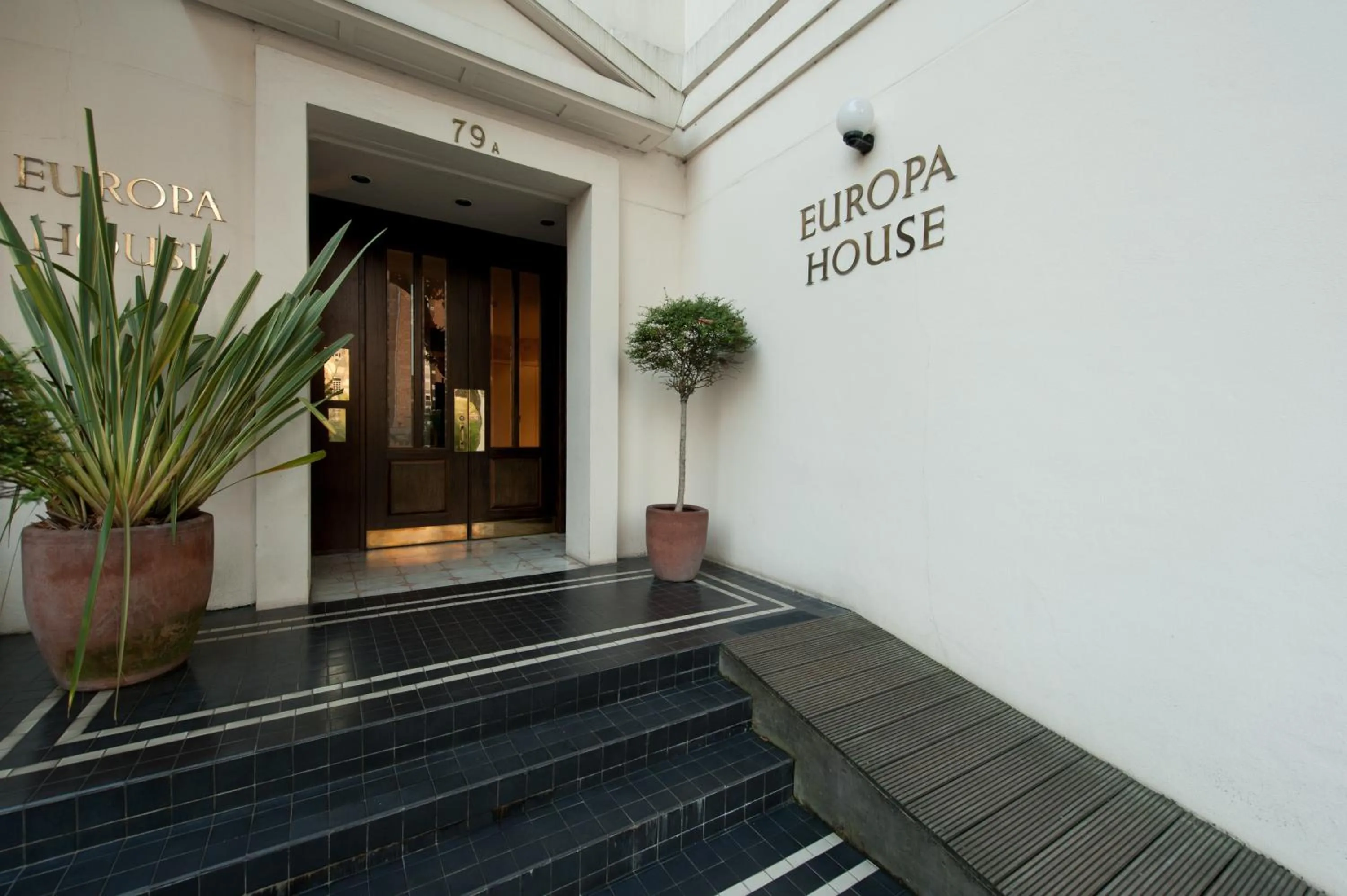 Facade/entrance in Europa House Apartments