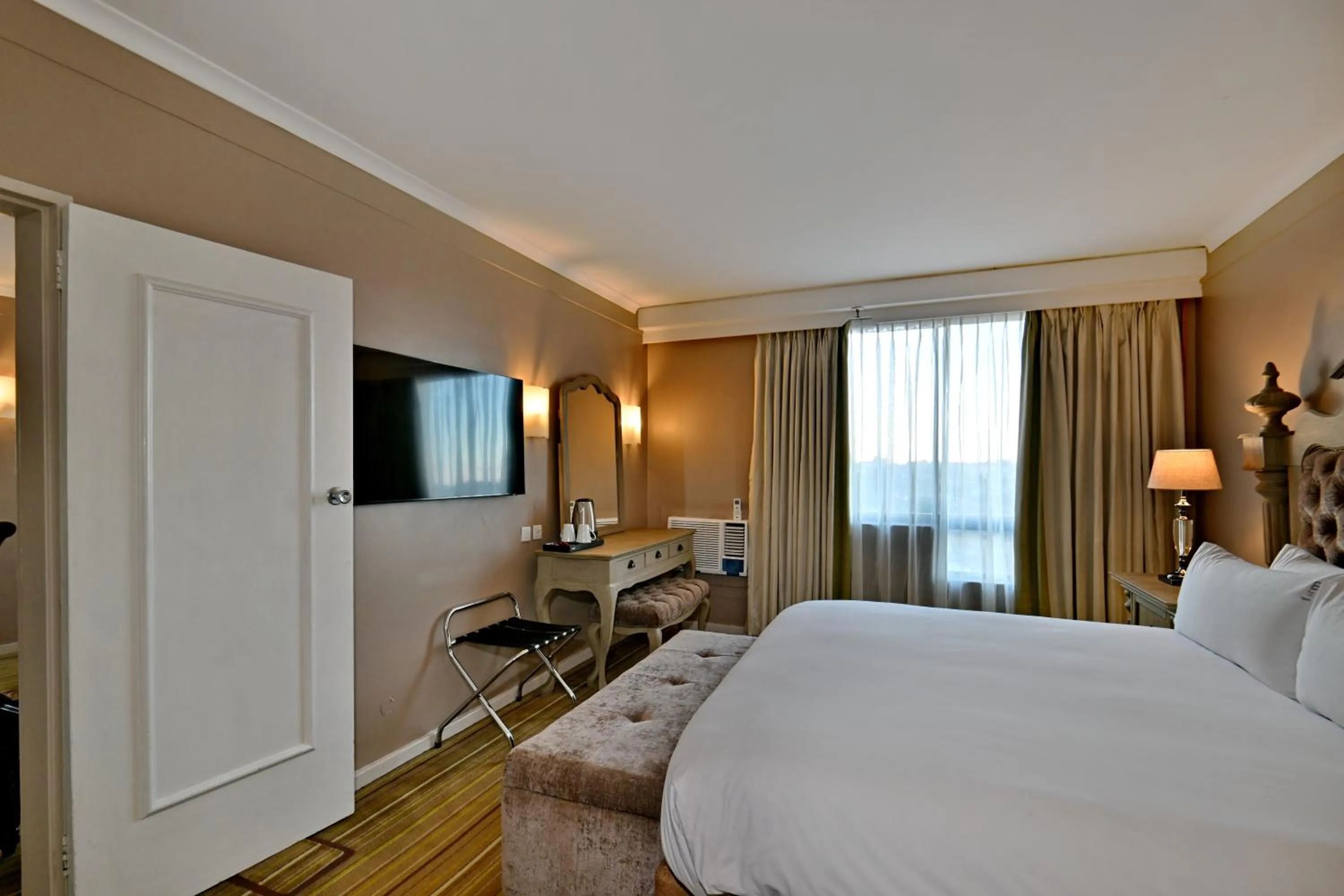 Bedroom, Bed in Holiday Inn - Harare by IHG