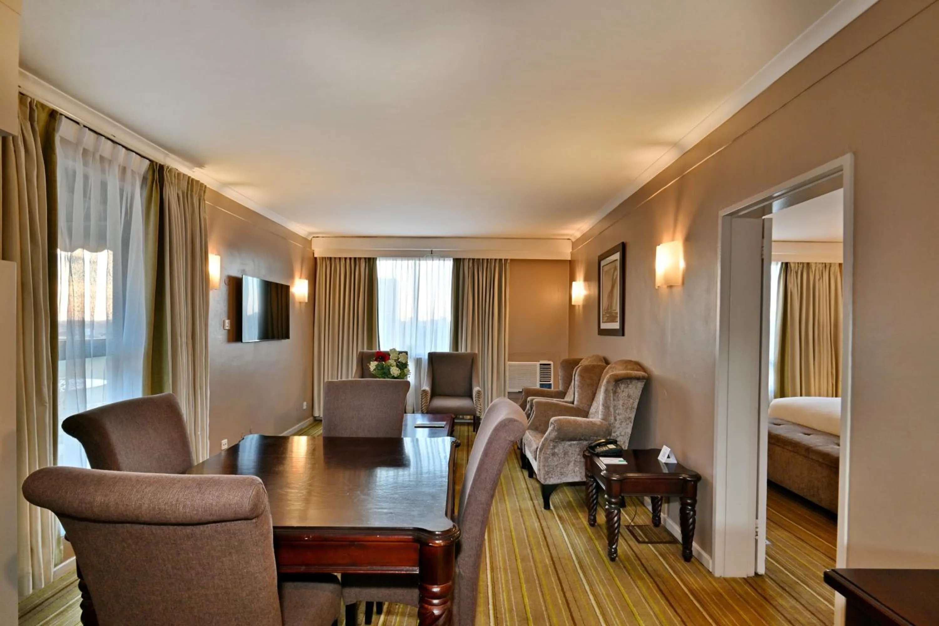 Lounge or bar in Holiday Inn - Harare by IHG