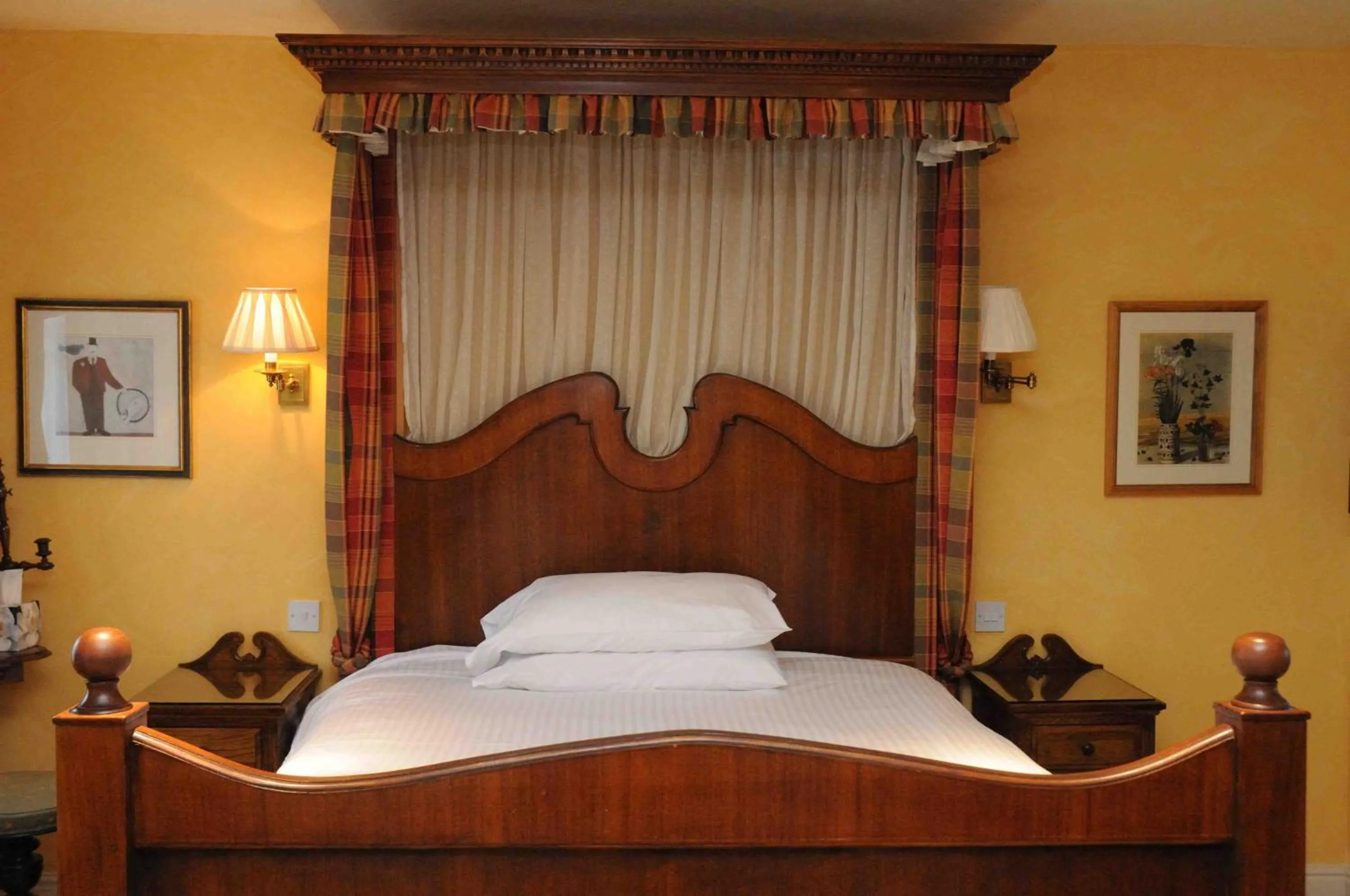 Bedroom, Bed in The Howard Arms