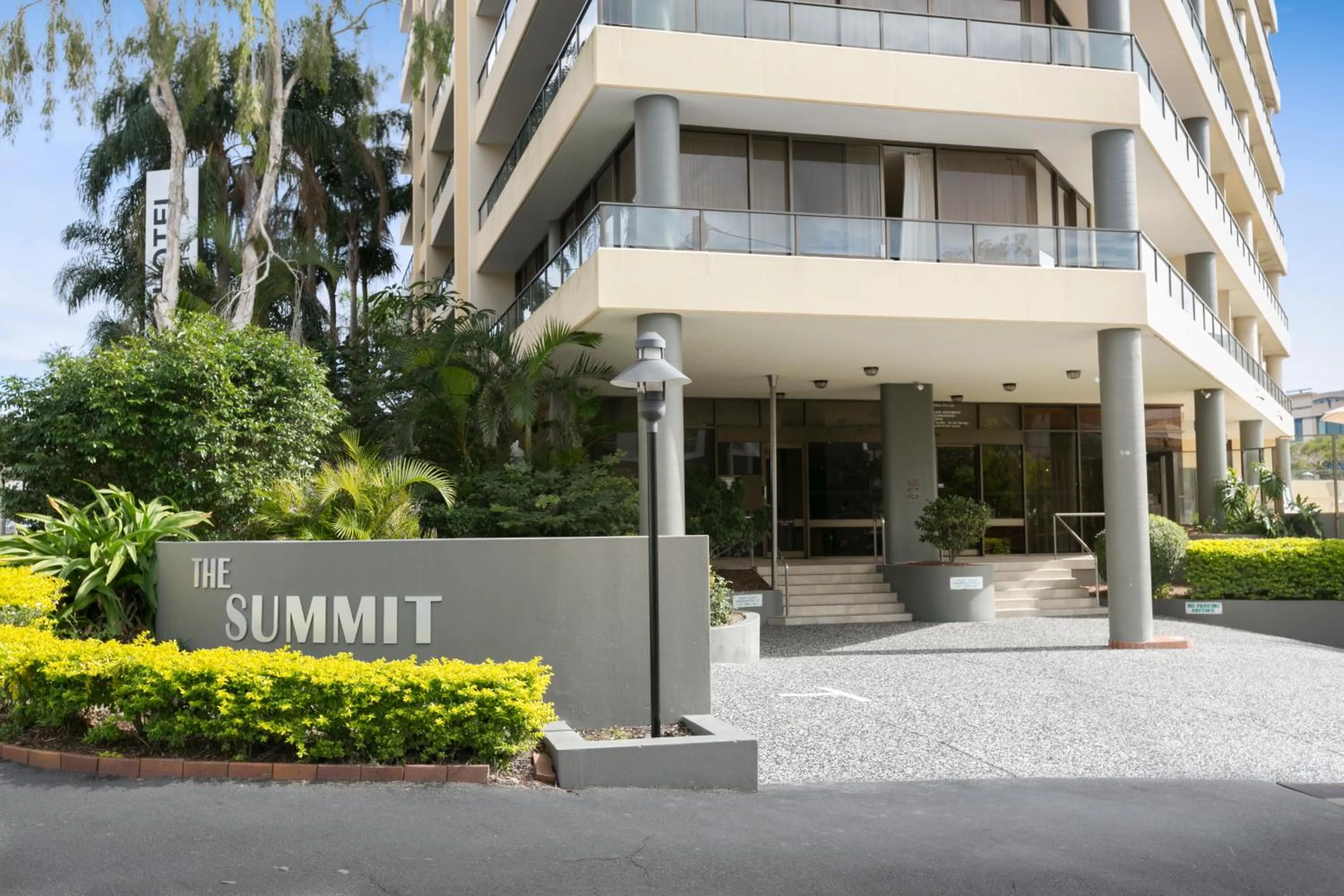 Facade/entrance in Summit Apartments