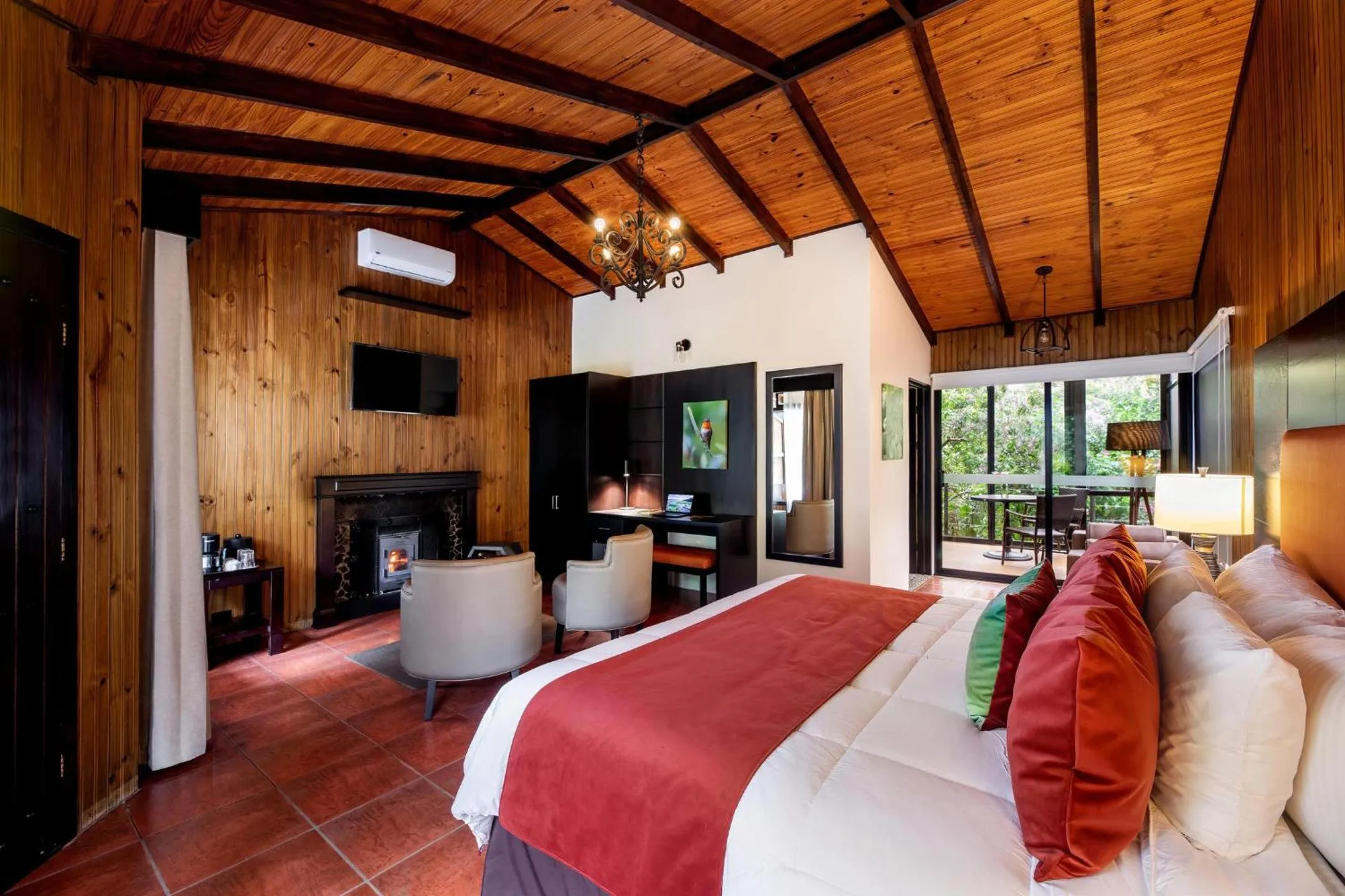 Communal lounge/ TV room, Bed in Savegre Hotel Natural Reserve & Spa