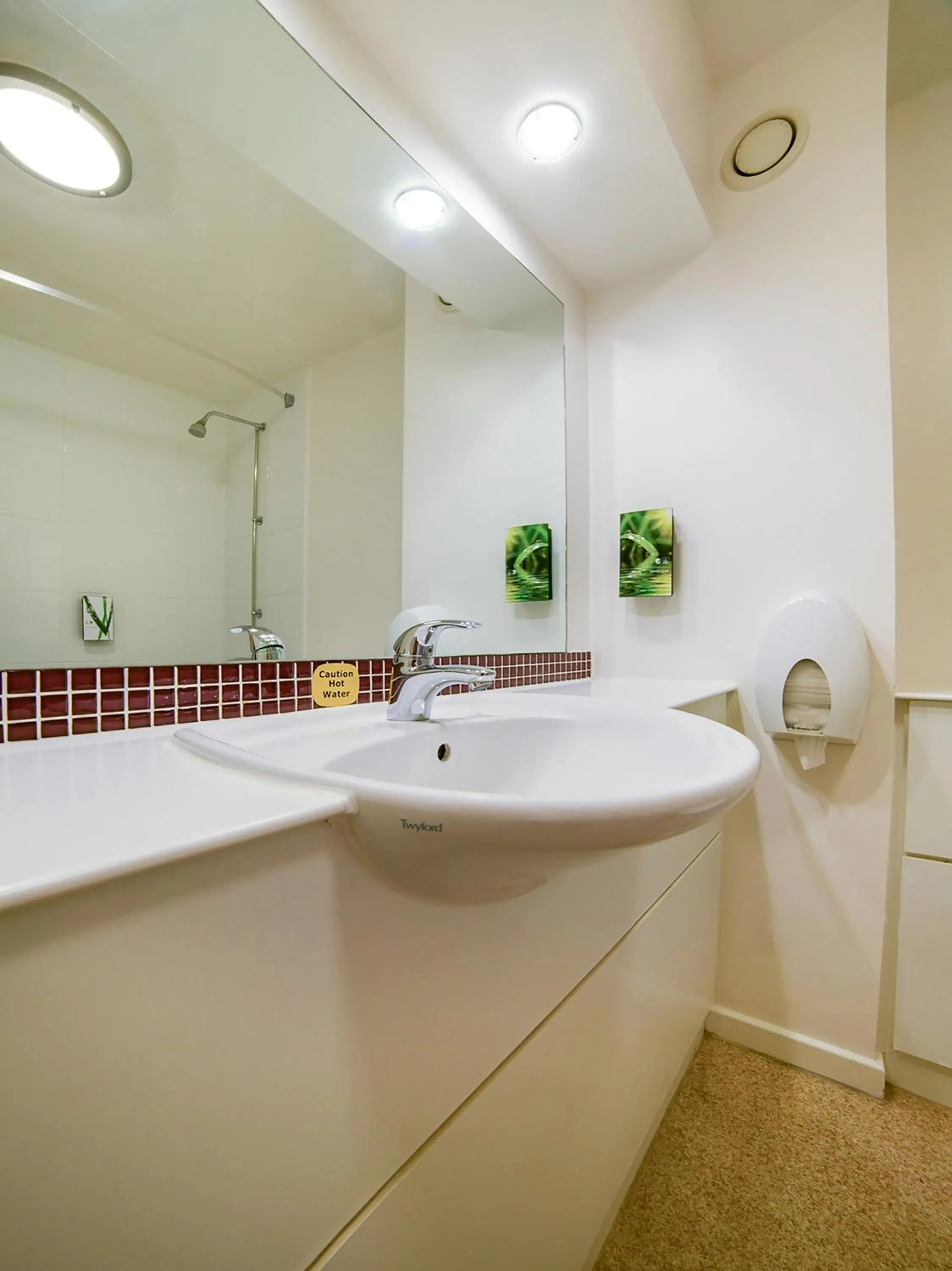 Bathroom in OYO Lakeside Haydock Hotel St Helens