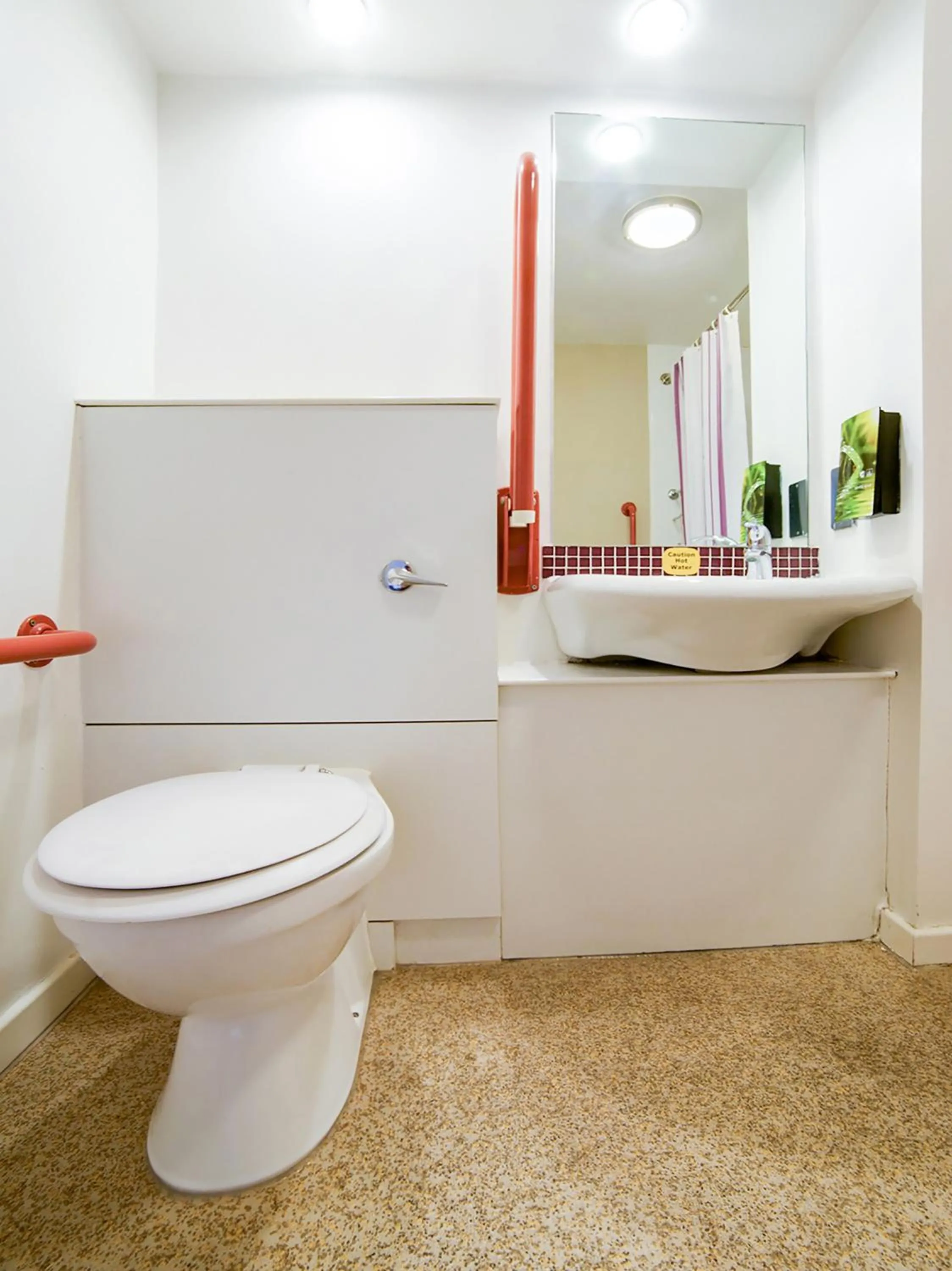 Bathroom in OYO Lakeside Haydock Hotel St Helens