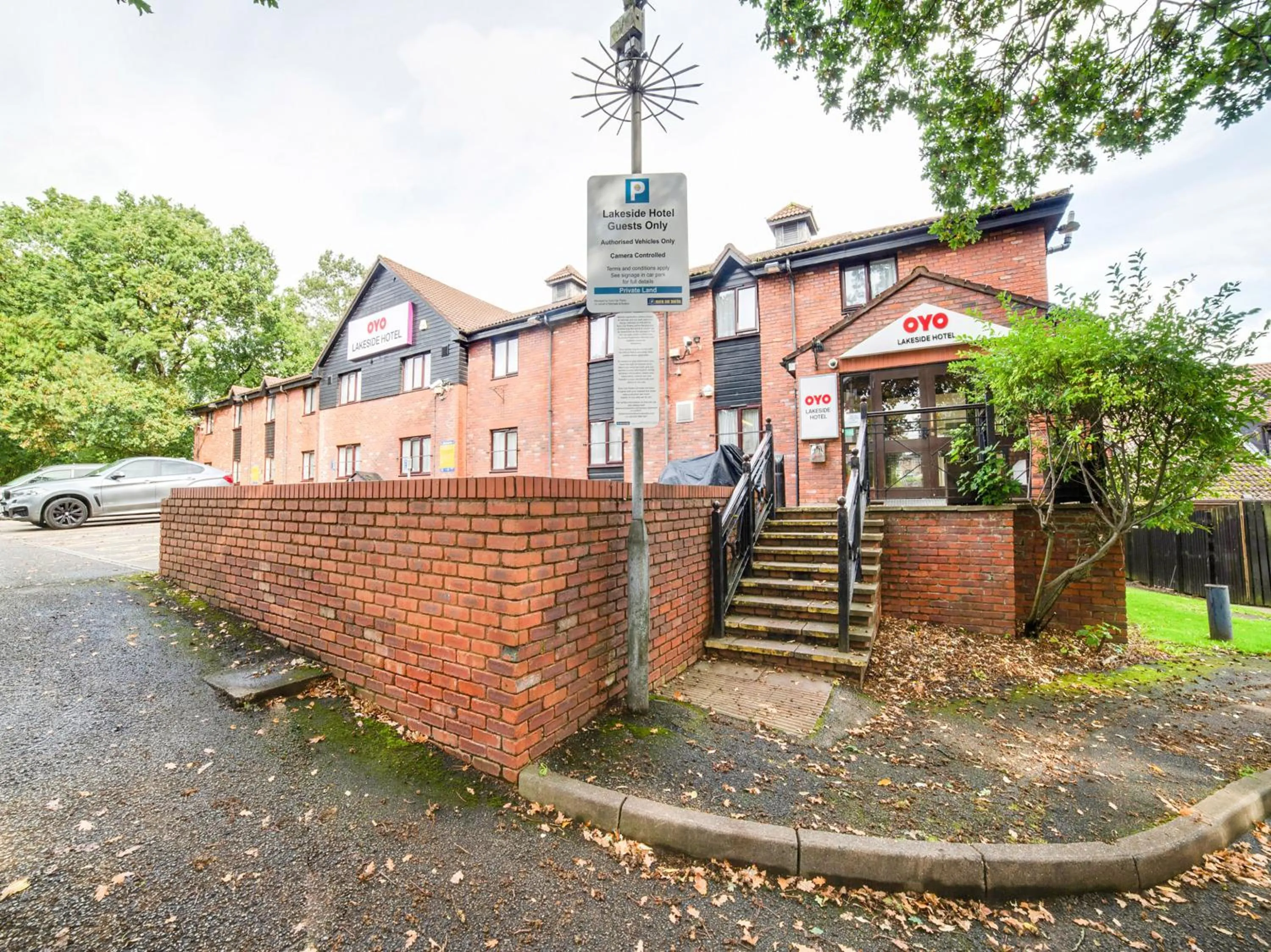 Facade/entrance, Property Building in OYO Lakeside Haydock Hotel St Helens