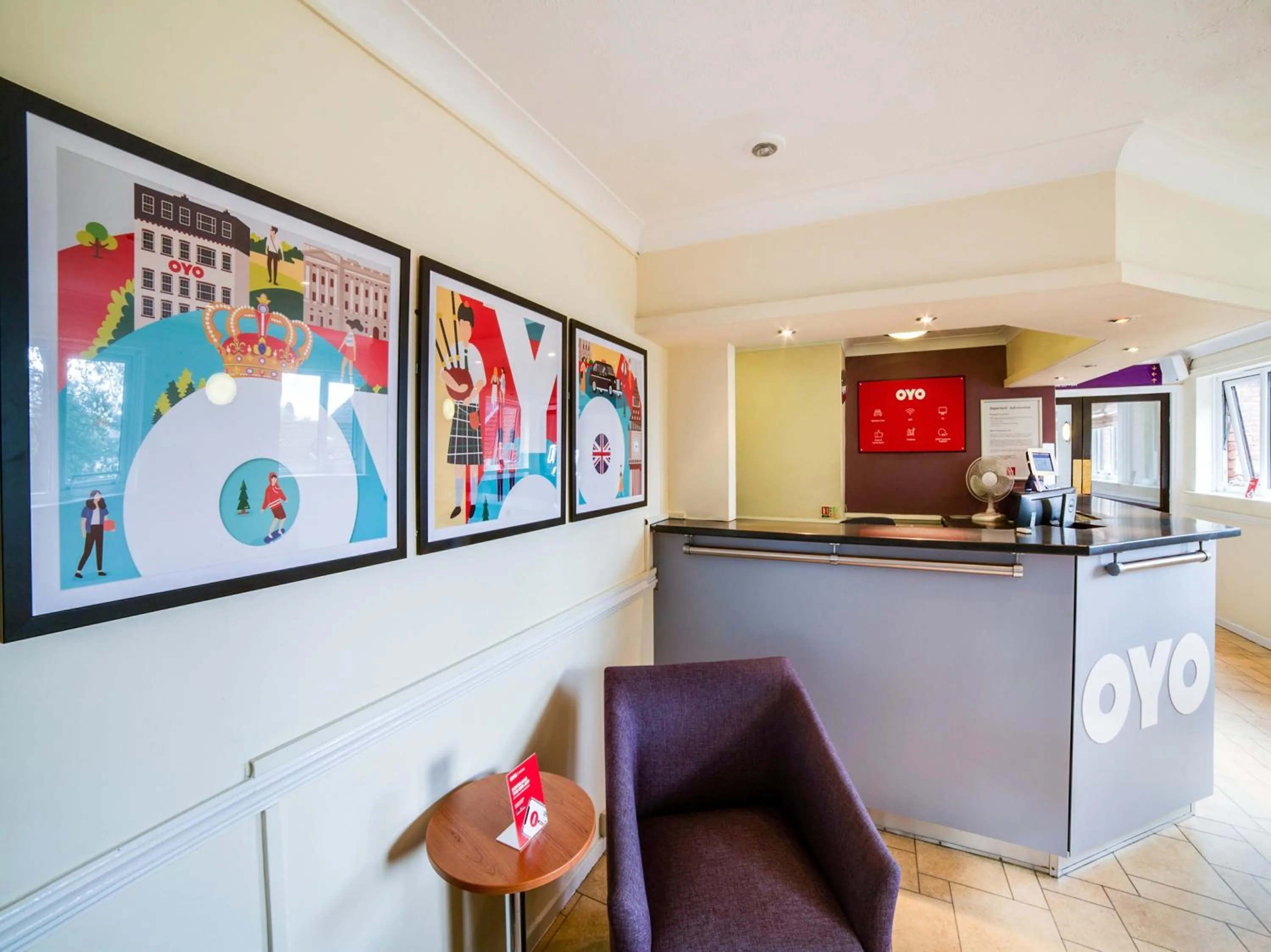 Lounge or bar, Lobby/Reception in OYO Lakeside Haydock Hotel St Helens