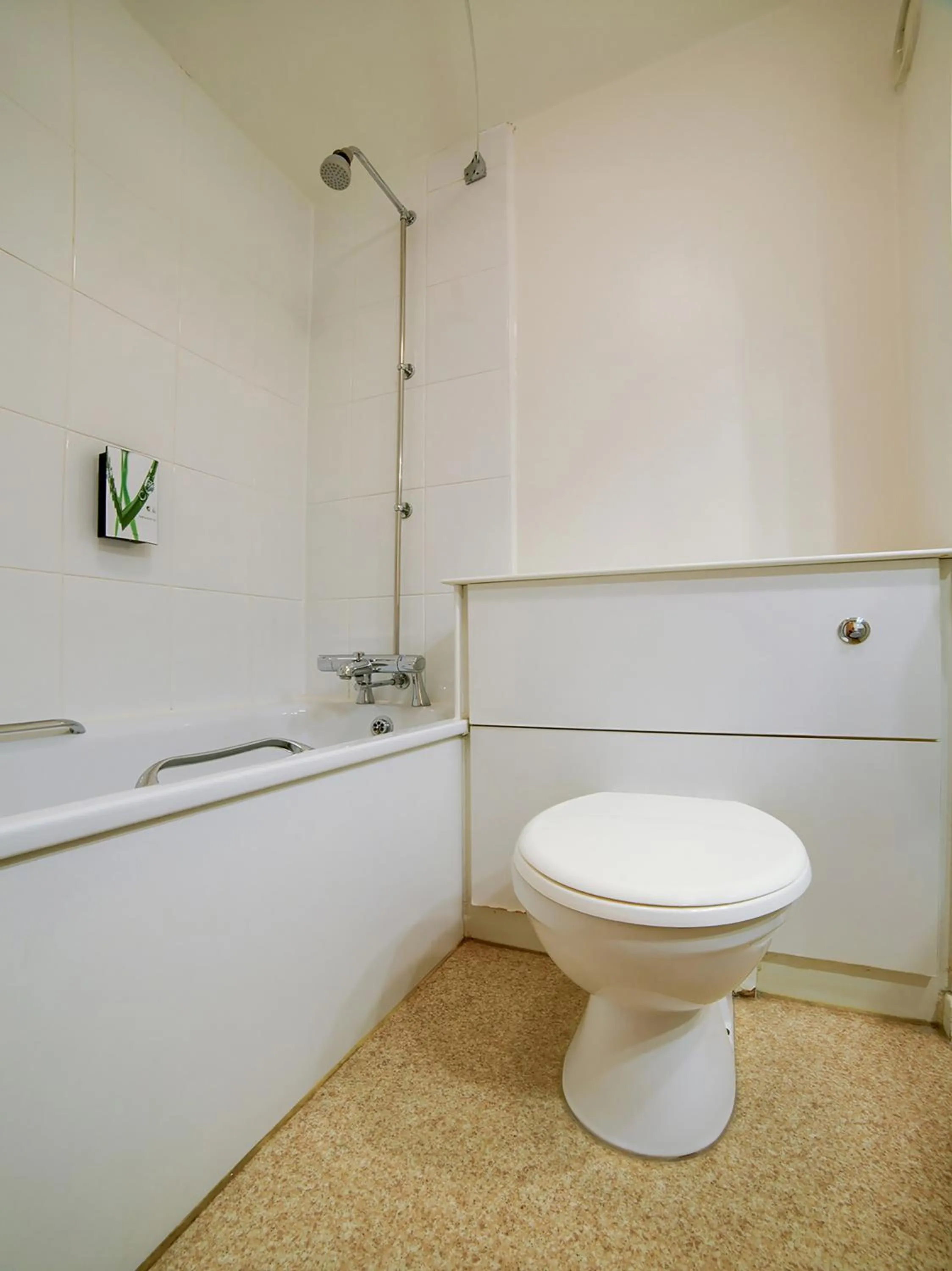 Bathroom in OYO Lakeside Haydock Hotel St Helens