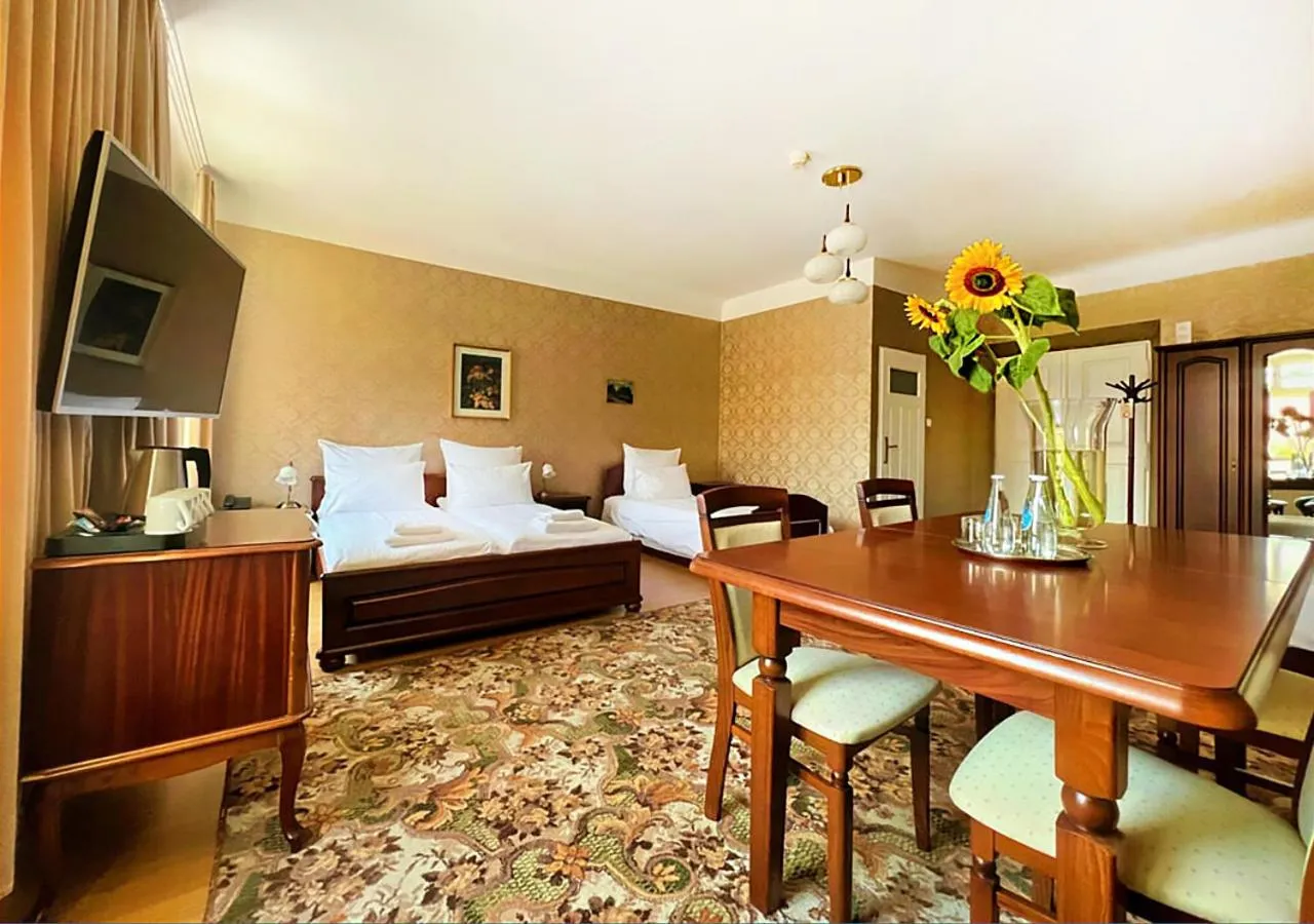 Photo of the whole room, Bed in Pollera