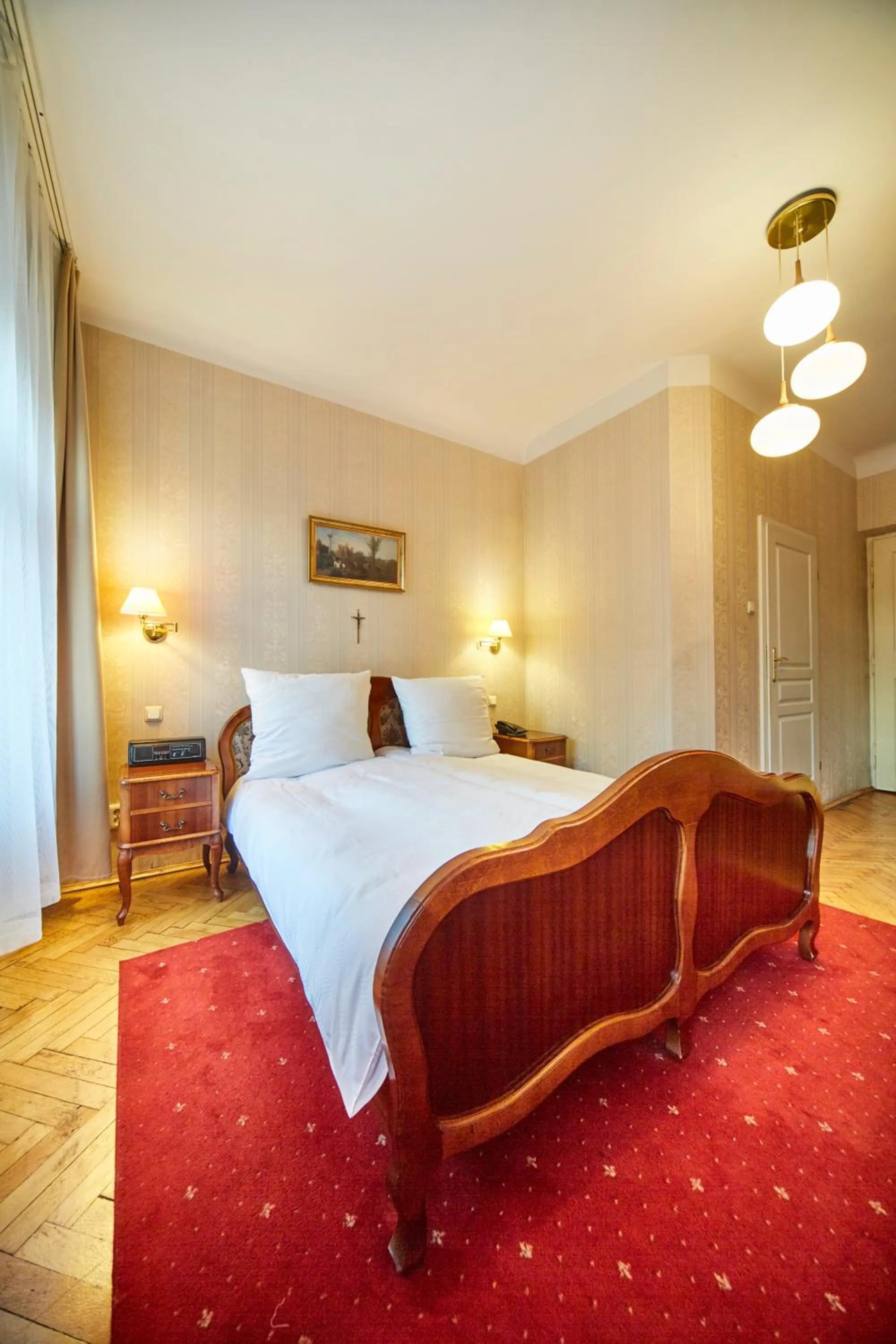 Photo of the whole room, Bed in Pollera