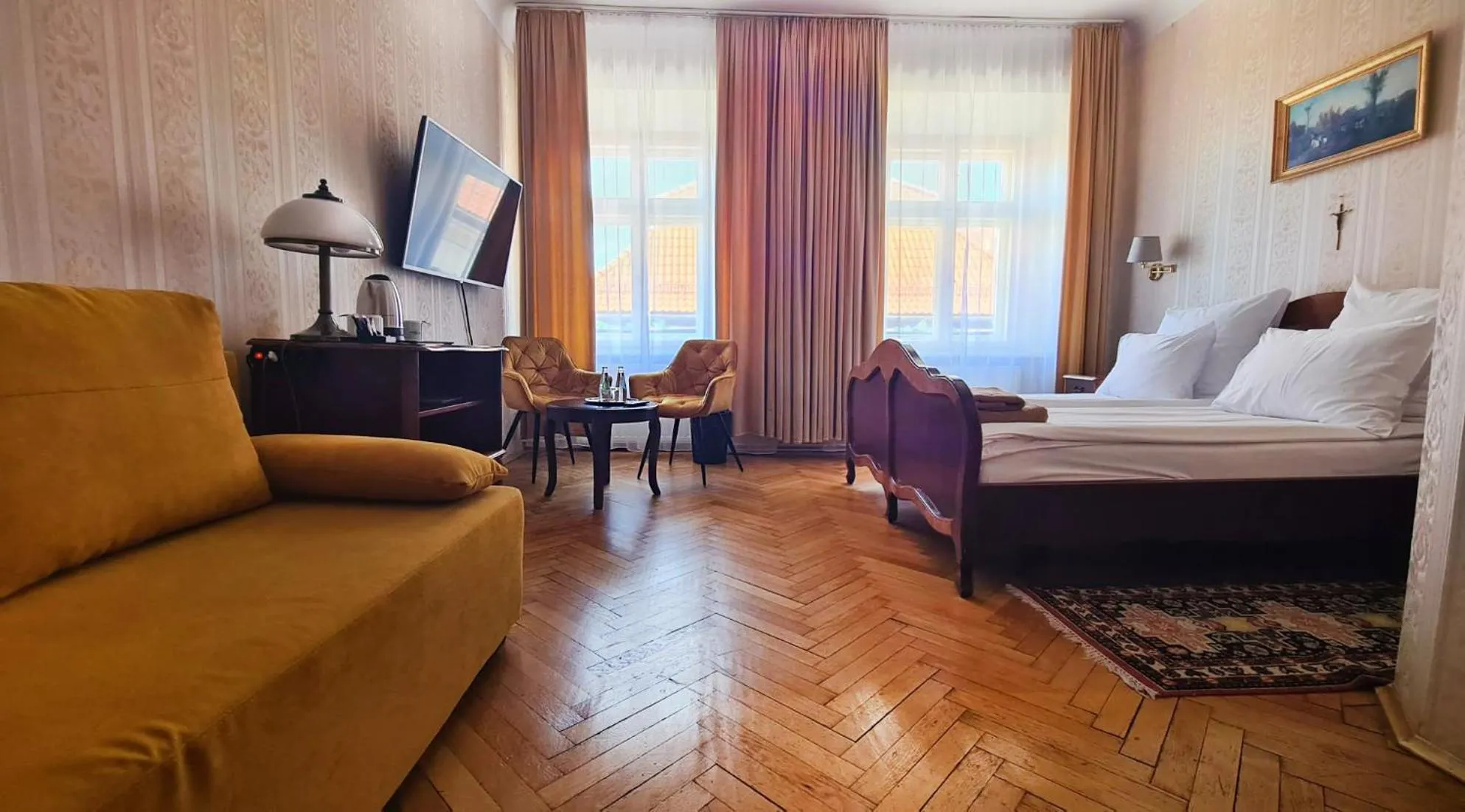 Photo of the whole room, Bed in Pollera