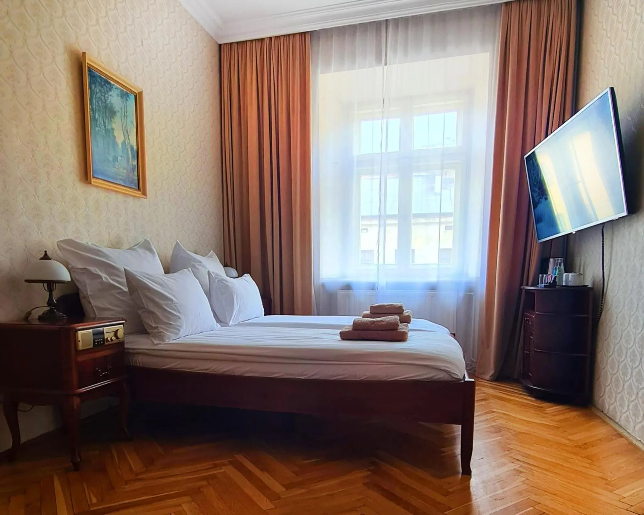 Photo of the whole room, Bed in Pollera