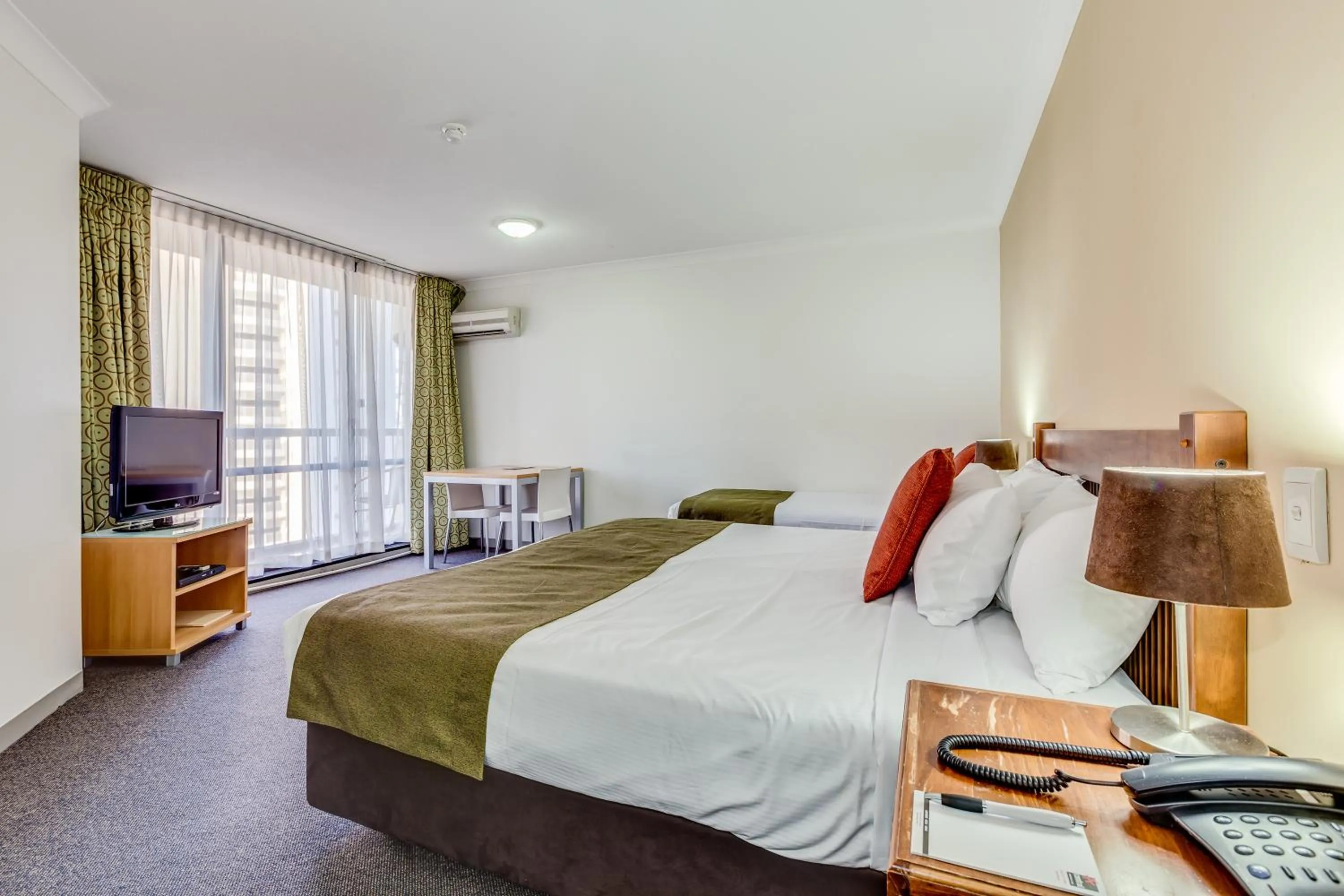 Photo of the whole room, Bed in Hillcrest Apartment Hotel (formerly Central Hillcrest Apartments)