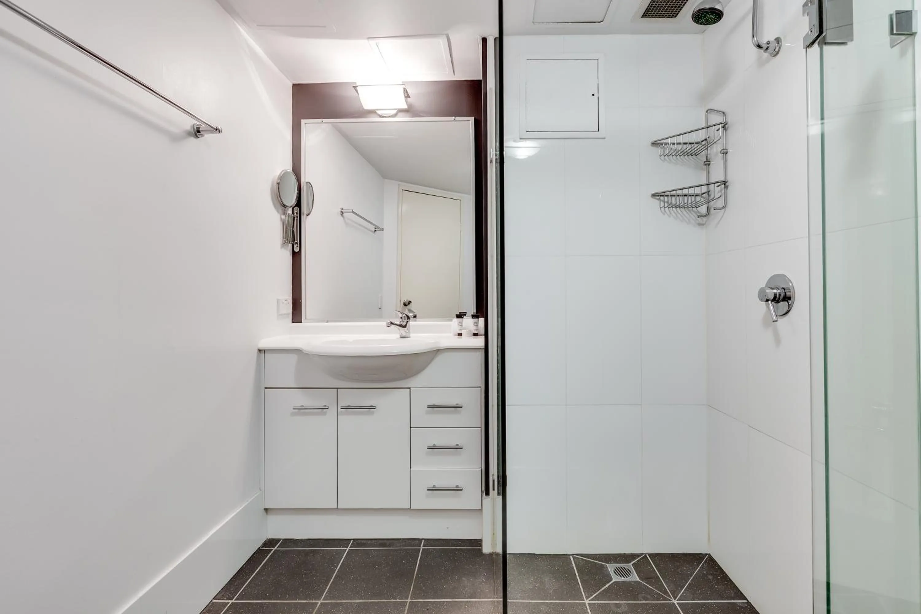 Bathroom in Hillcrest Apartment Hotel (formerly Central Hillcrest Apartments)