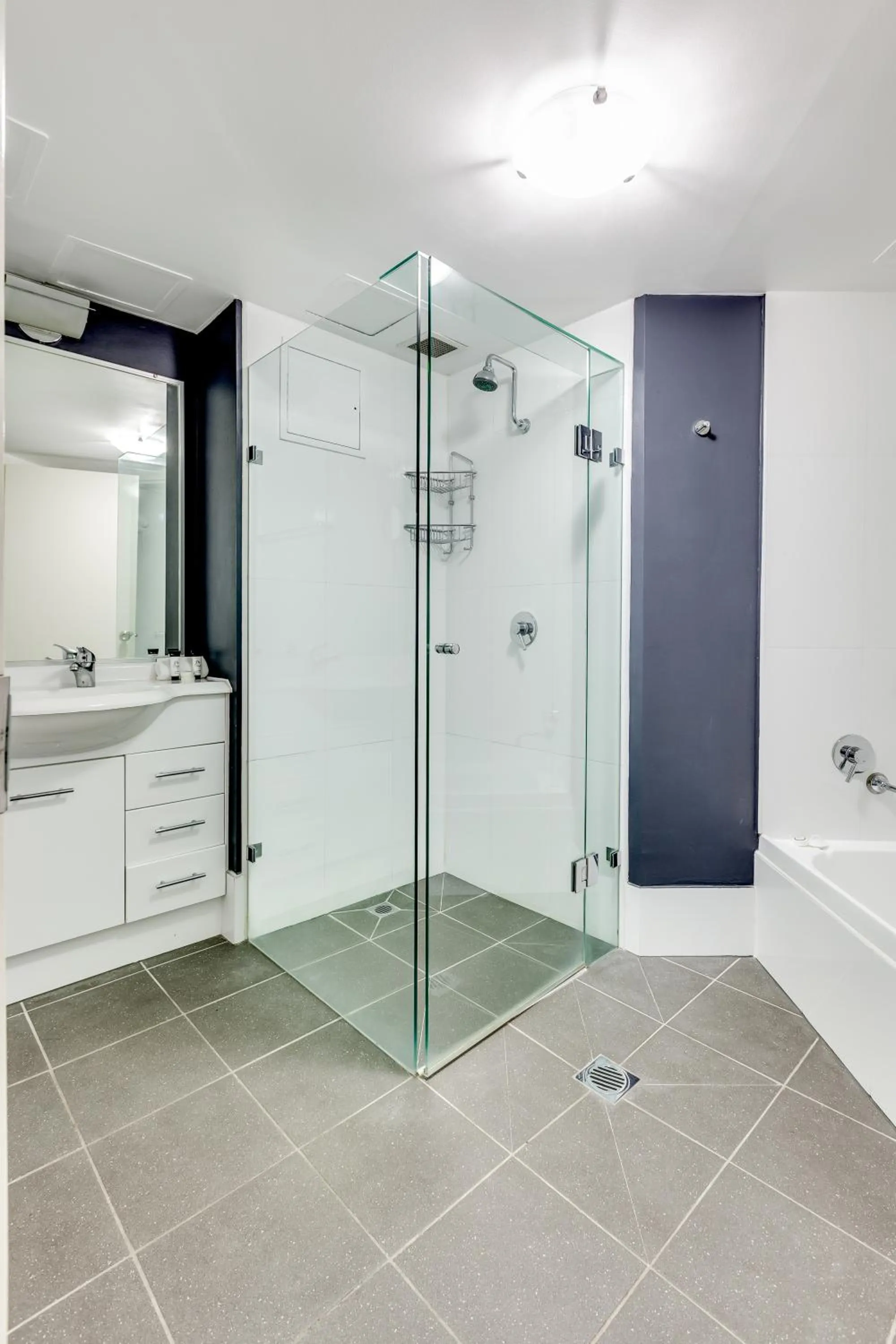 Bathroom in Hillcrest Apartment Hotel (formerly Central Hillcrest Apartments)