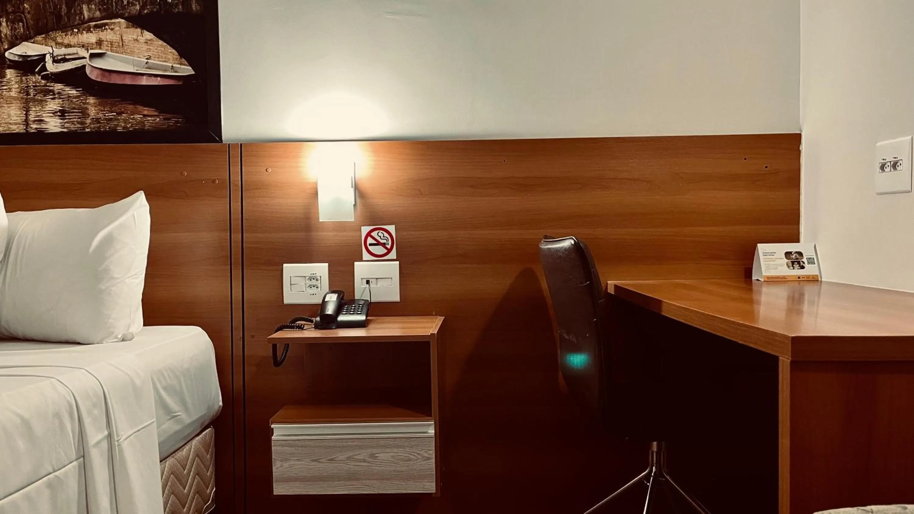 Seating area, Bed in Hotel Amsterdam Montes Claros