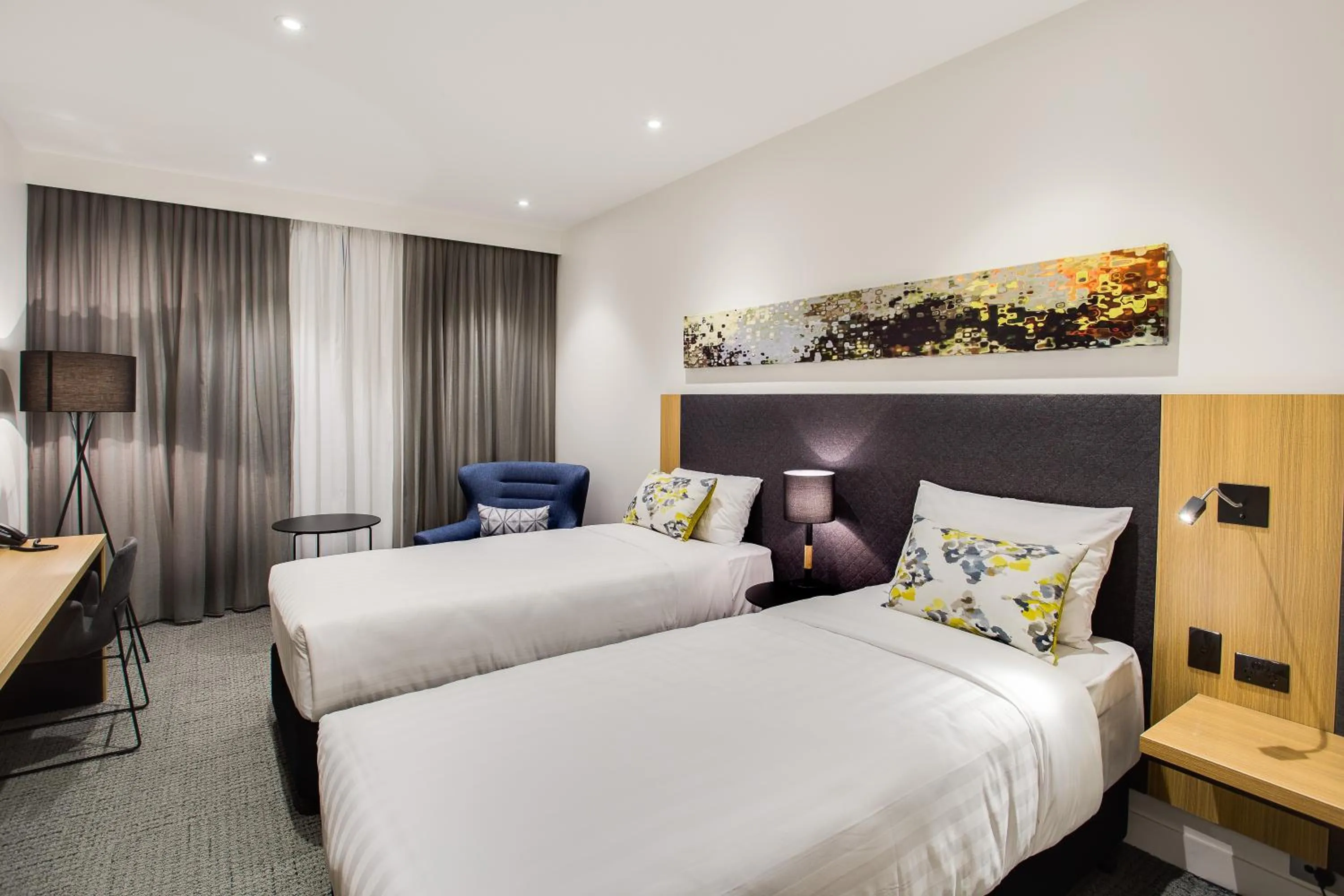 Bed in Quality Hotel Rules Club Wagga