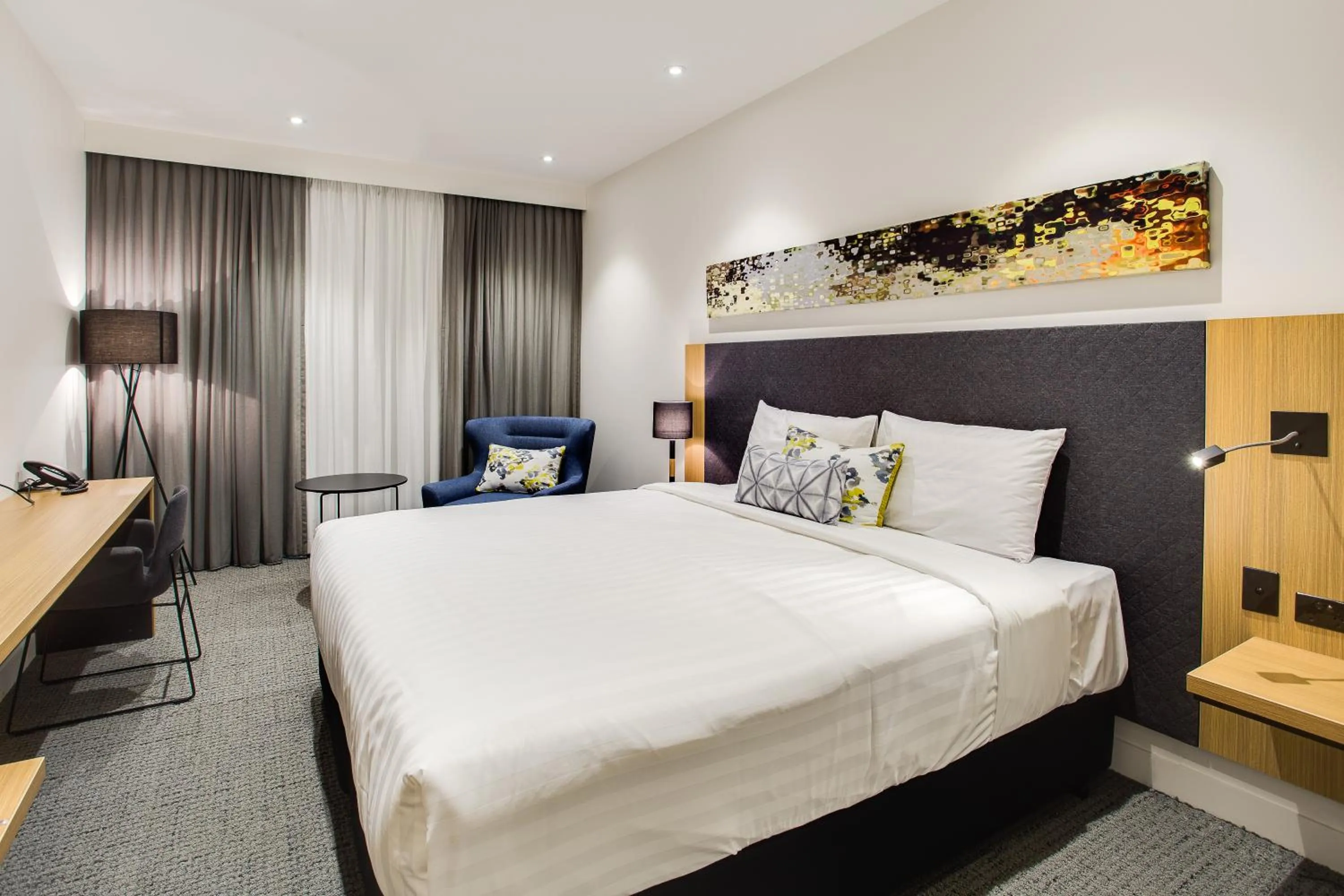 Bed in Quality Hotel Rules Club Wagga