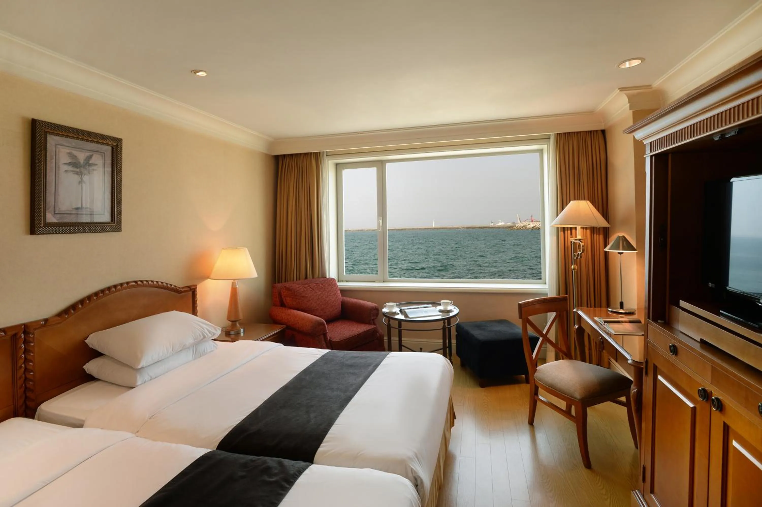 Bedroom, Bed in Jeju Oriental Hotel & Casino