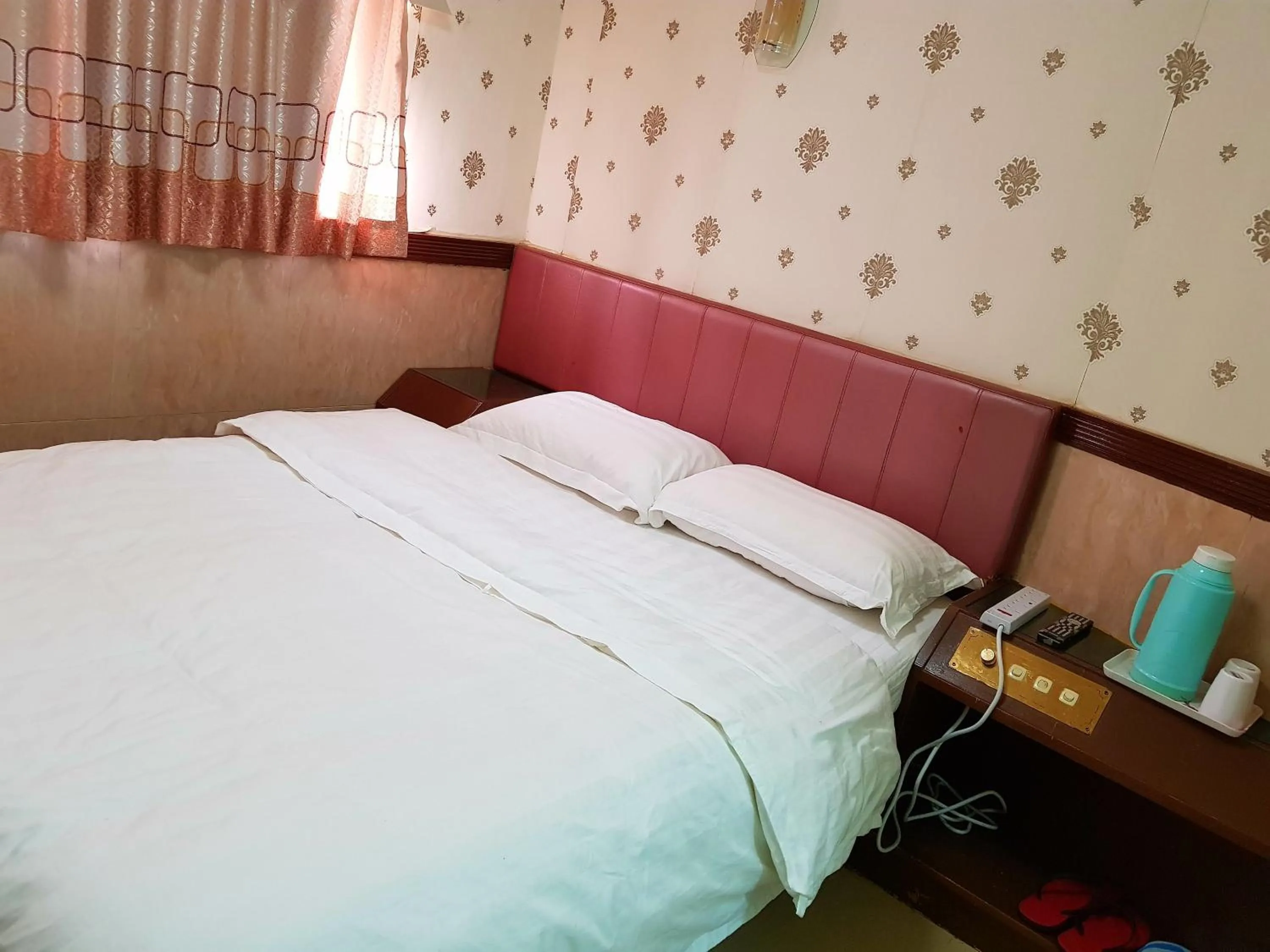 Photo of the whole room, Bed in Astronaut's Hotel