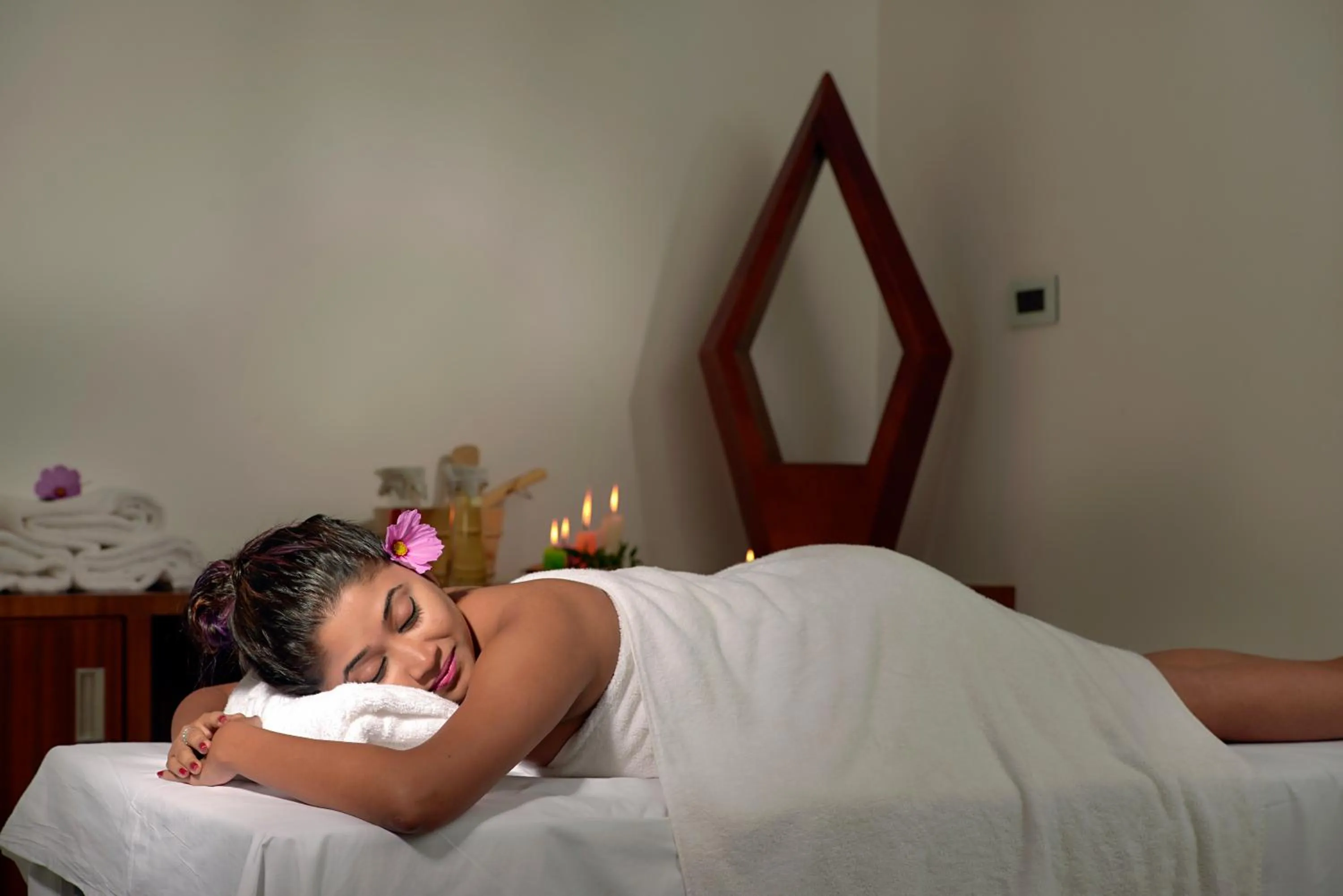 Massage, Bed in Amber Dale Luxury Hotel & Spa, Munnar