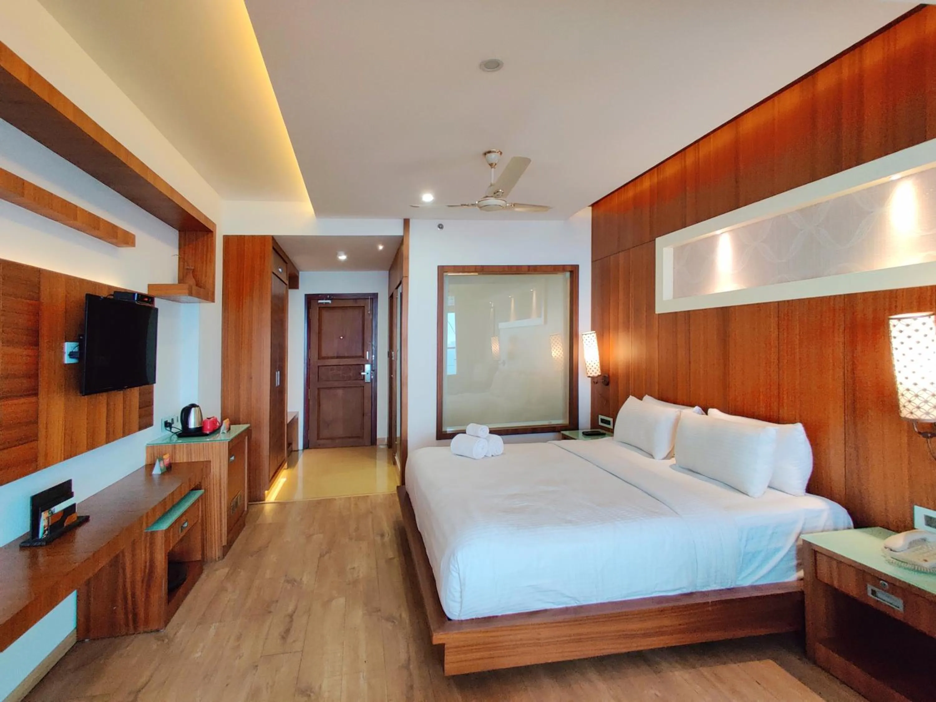 Photo of the whole room, Bed in Amber Dale Luxury Hotel & Spa, Munnar