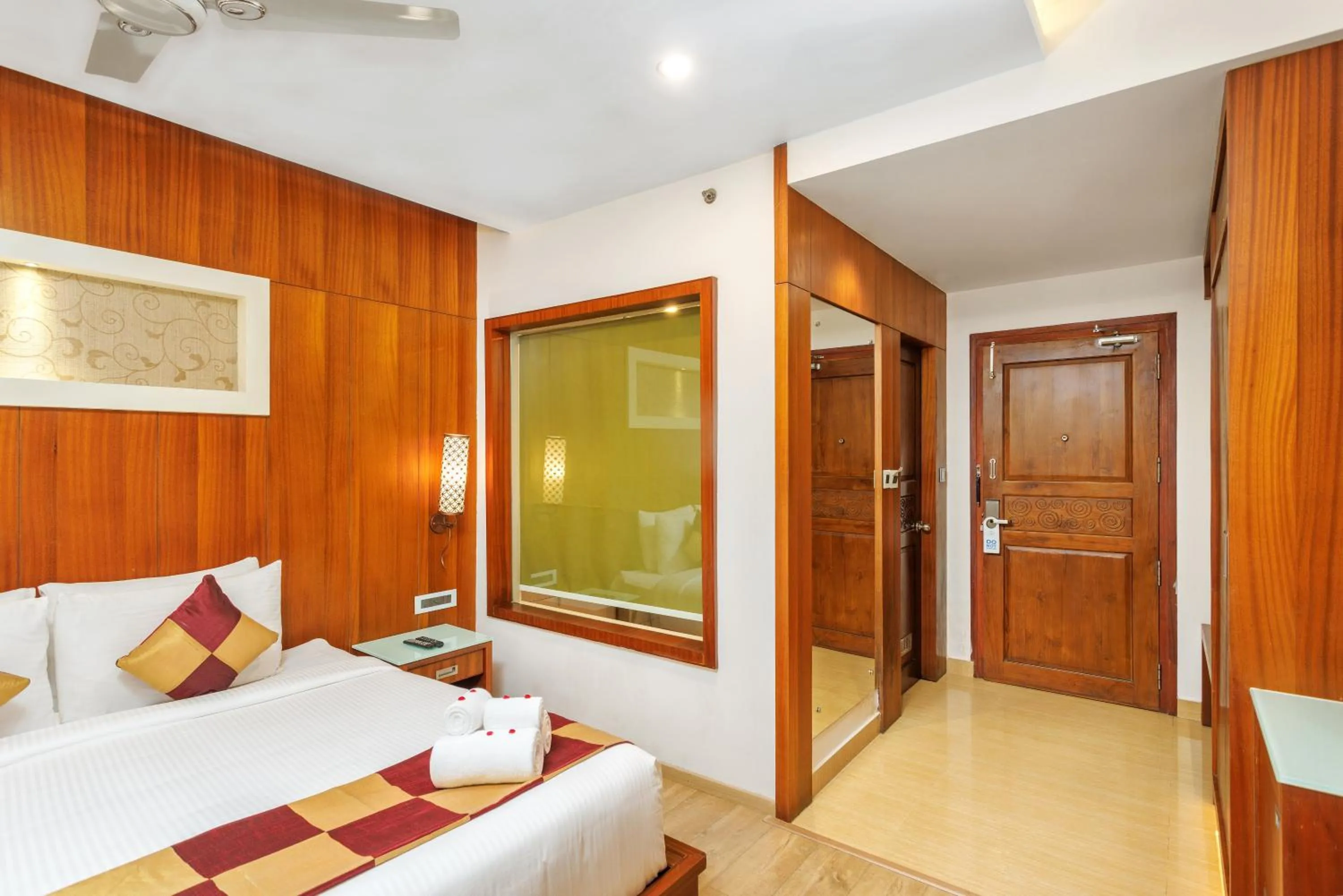 Bedroom, Bed in Amber Dale Luxury Hotel & Spa, Munnar