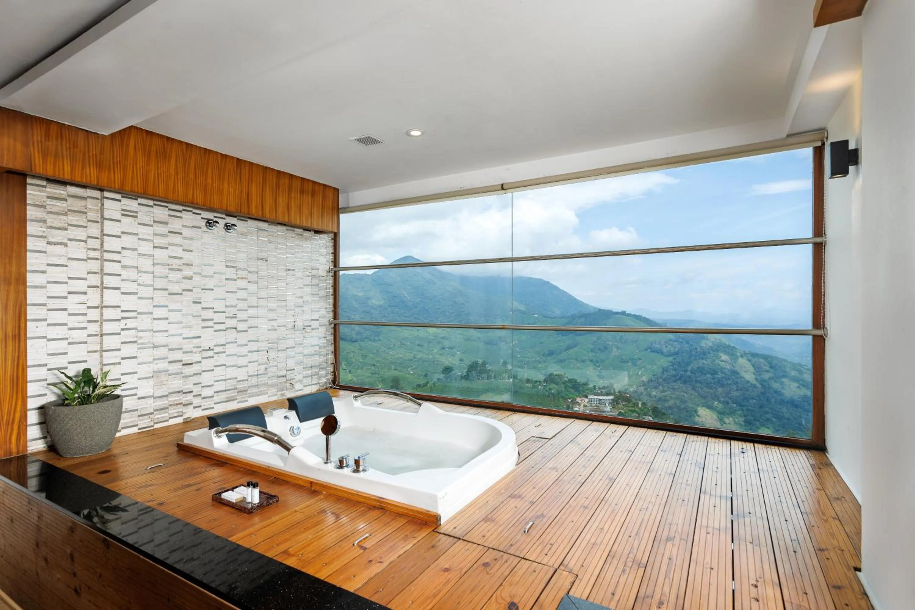 Hot Tub in Amber Dale Luxury Hotel & Spa, Munnar