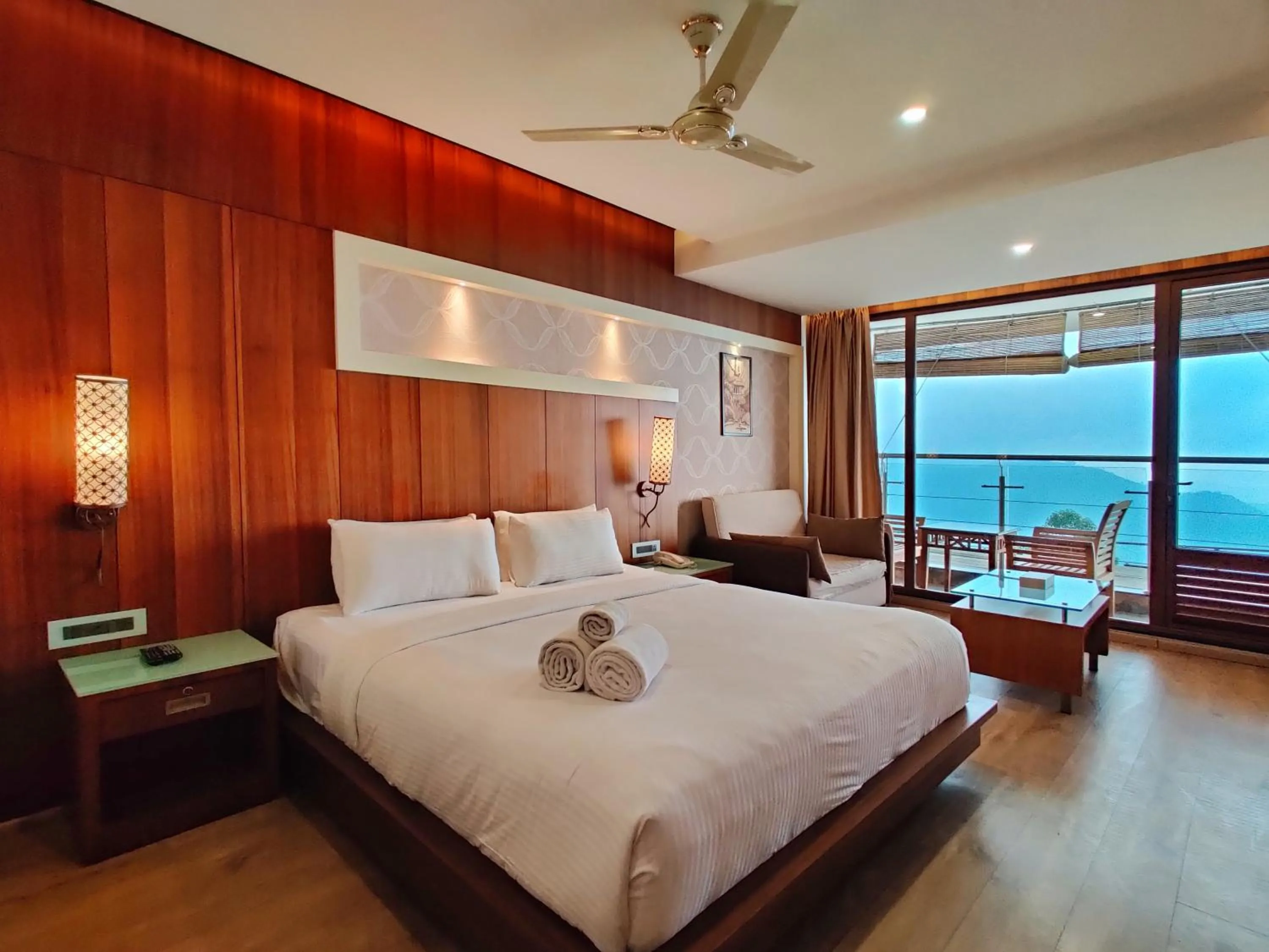 Bedroom, Bed in Amber Dale Luxury Hotel & Spa, Munnar