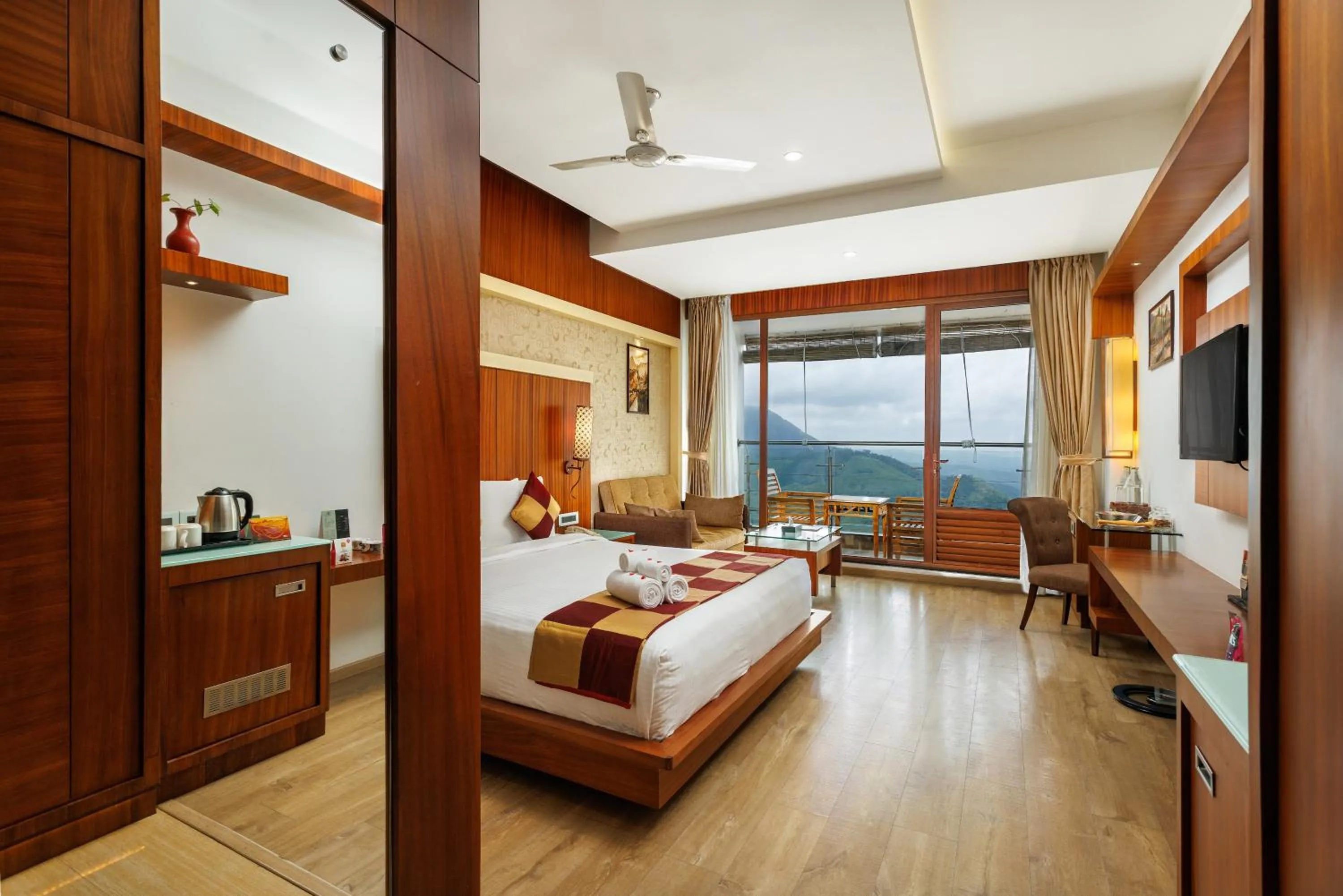 Bedroom, Bed in Amber Dale Luxury Hotel & Spa, Munnar