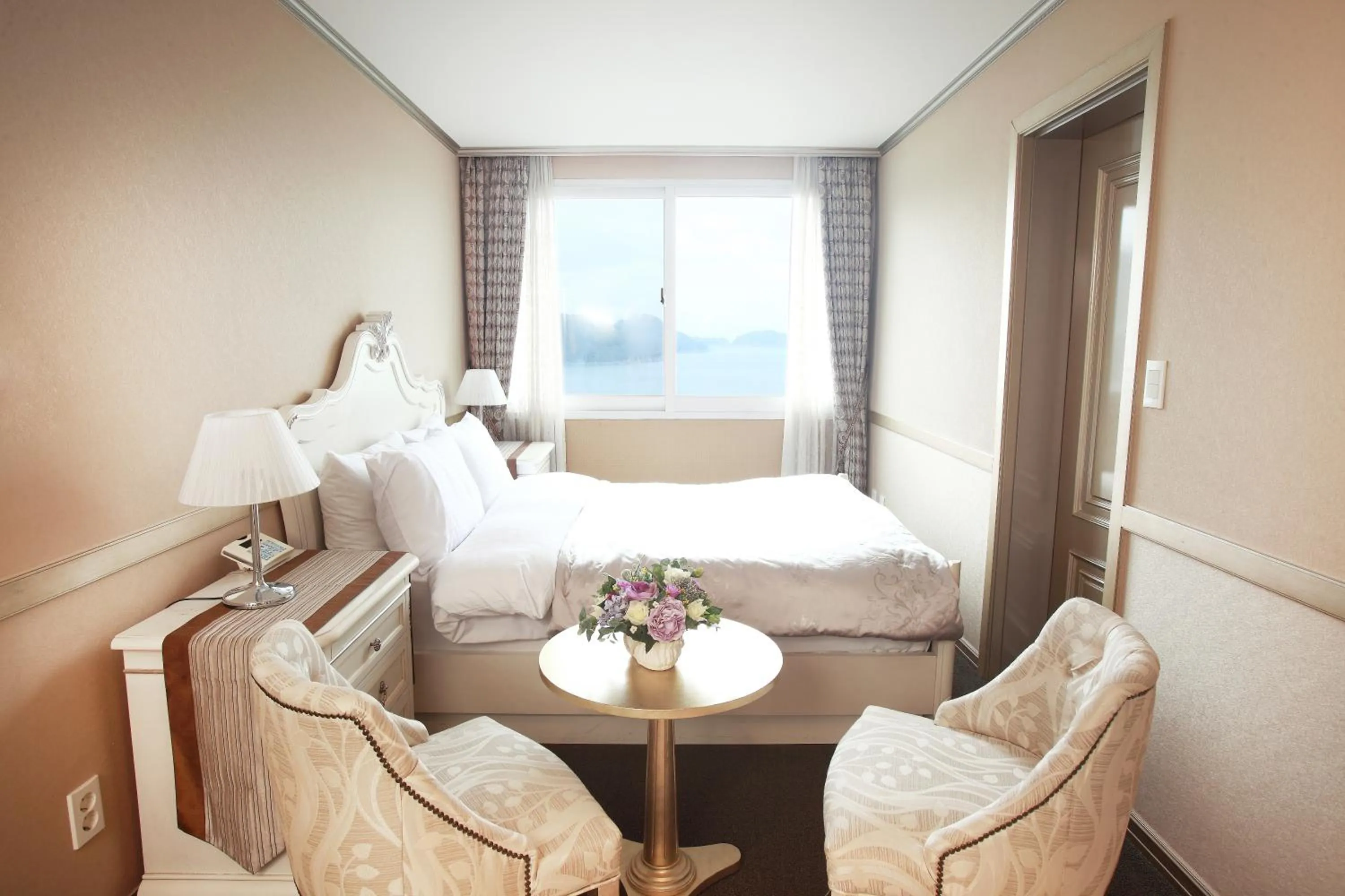 Sea view, Bed in Hotel Riviera Geoje