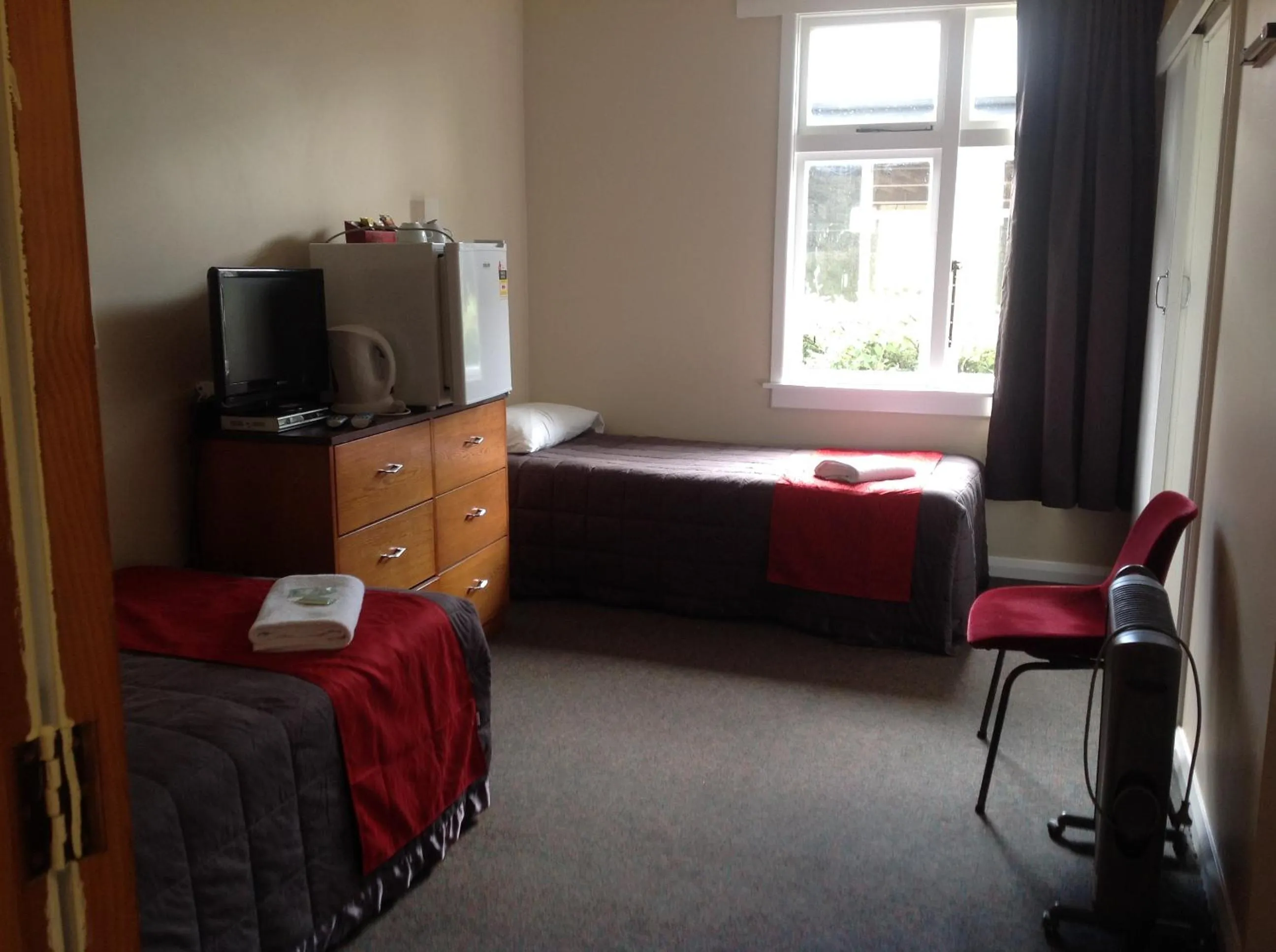 Photo of the whole room, Bed in Otematata's Best Dam Pub