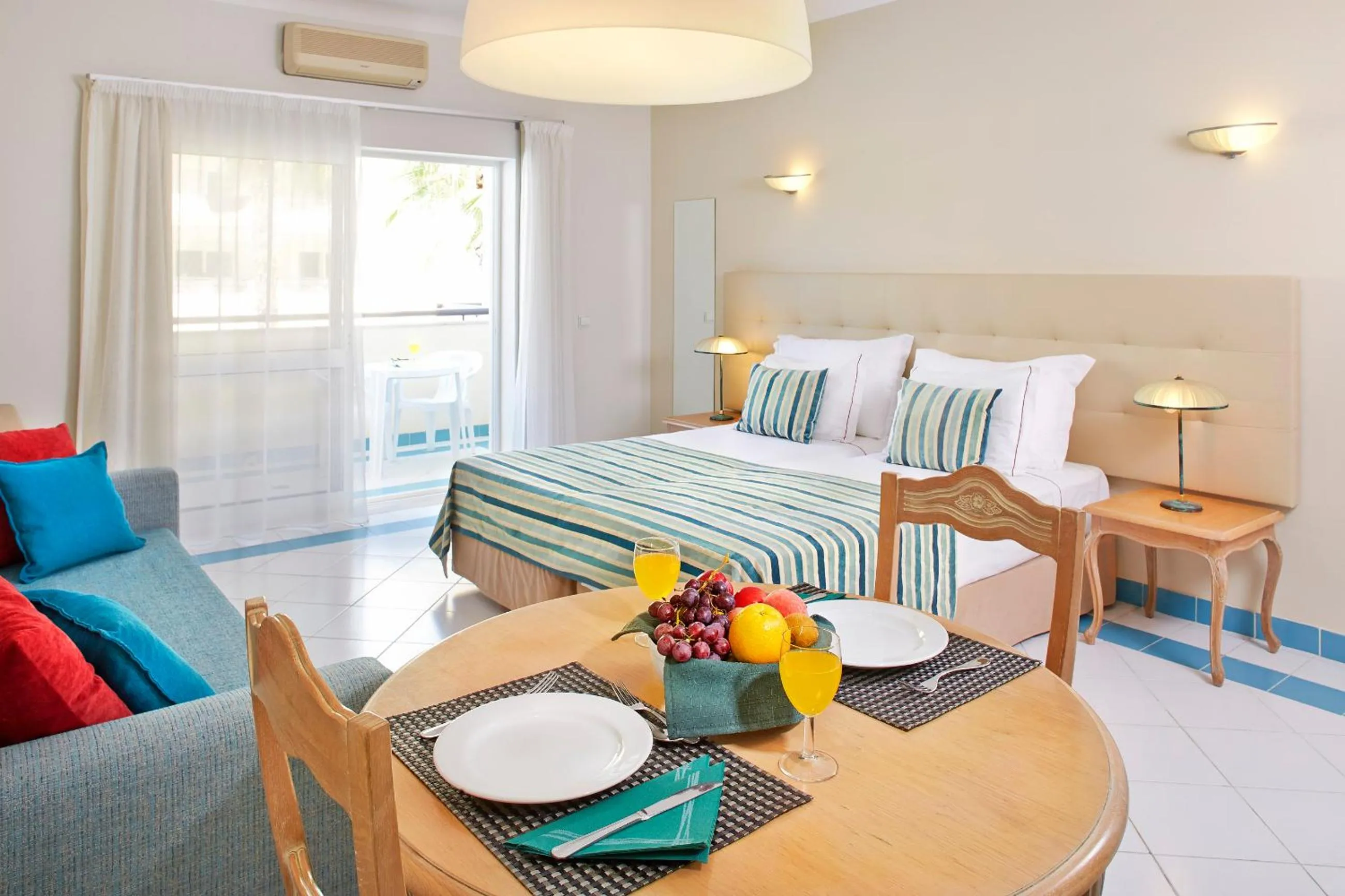 Photo of the whole room, Bed in Luna Miramar Club