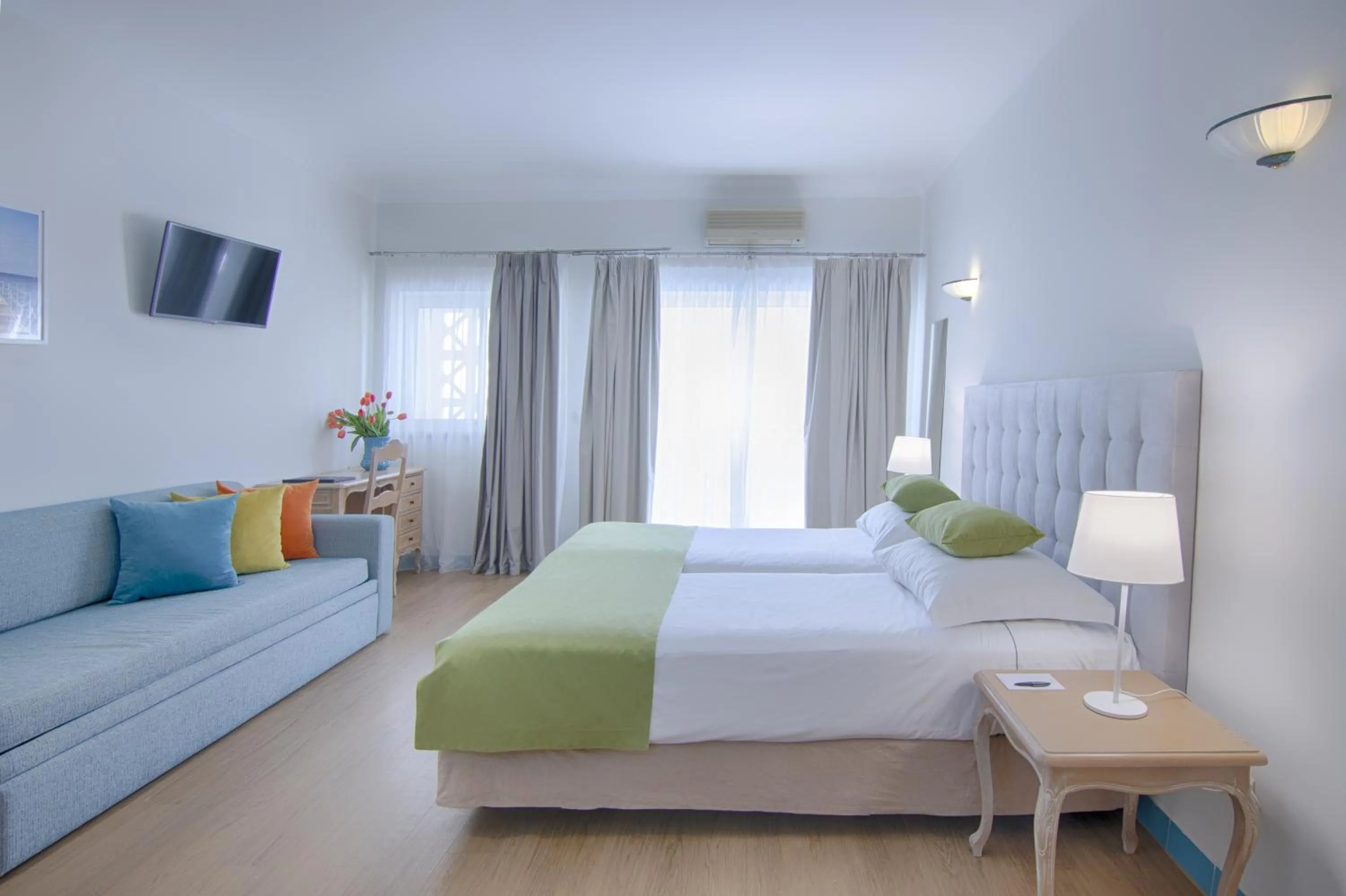 Bedroom, Bed in Luna Miramar Club