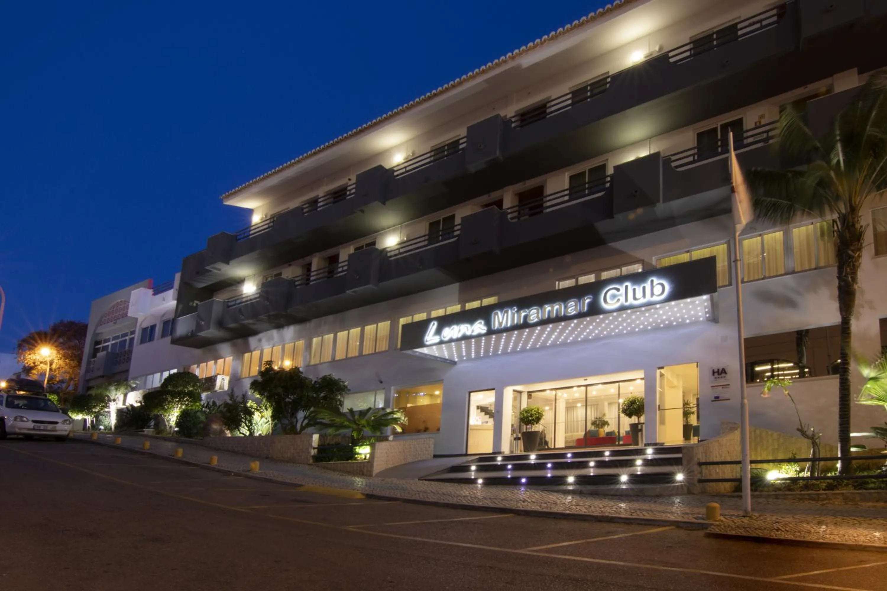 Facade/entrance in Luna Miramar Club